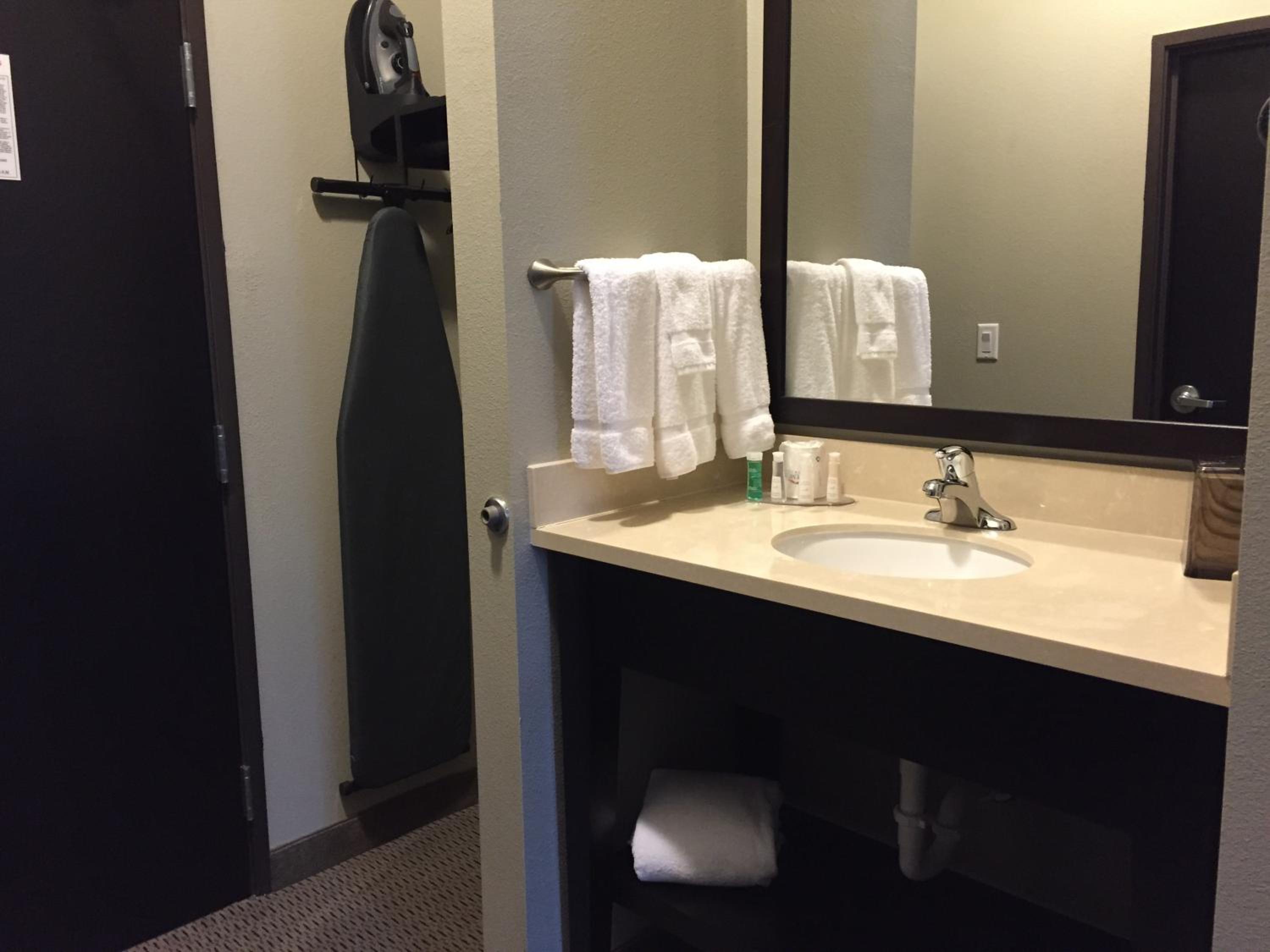 Deluxe Queen Room with Two Queen Beds - Non-Smoking photo 3