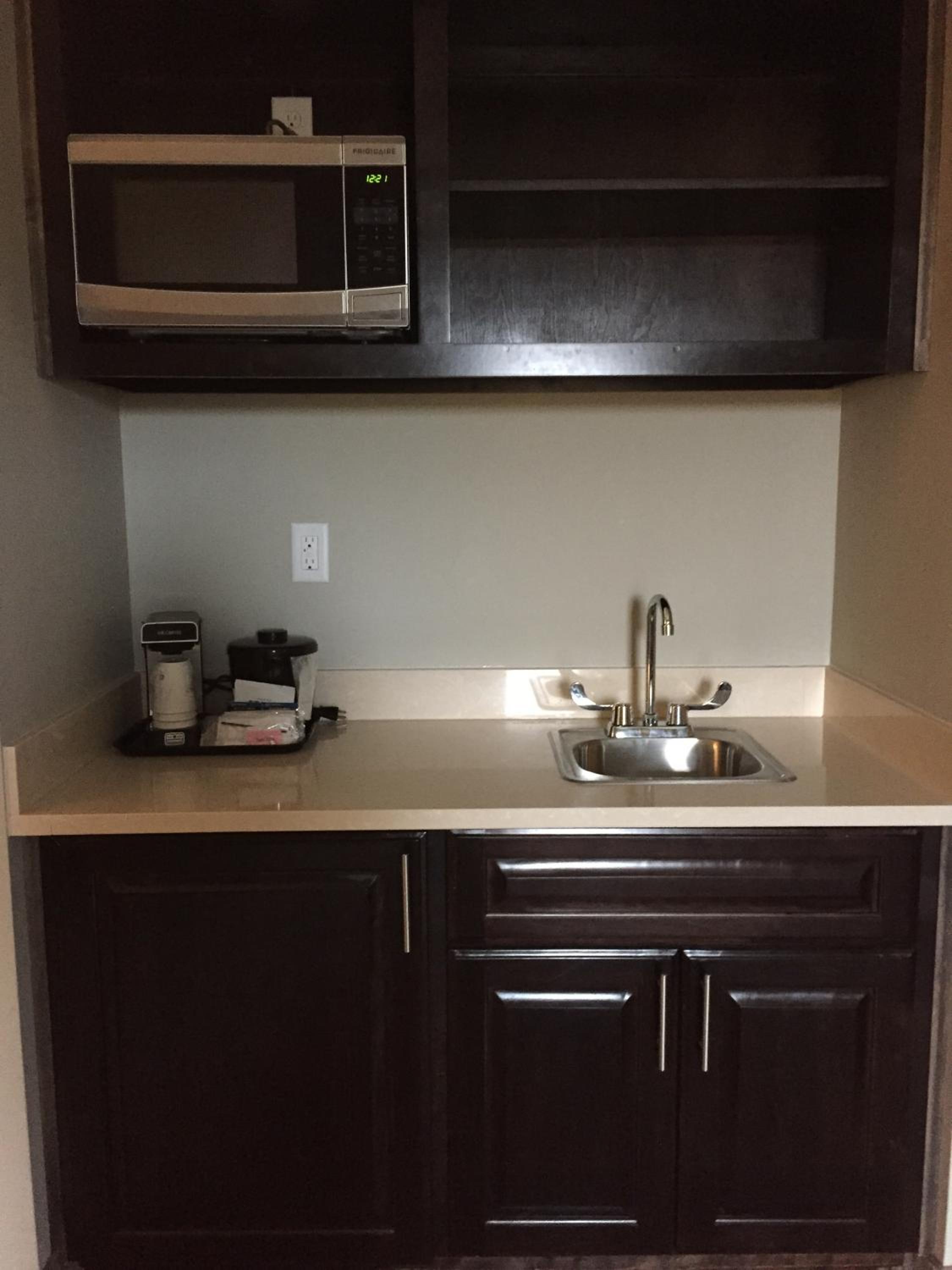 1 King Bed, Mobility/Hearing Accessible Studio Suite, Roll-in Shower, Non-Smoking photo 2