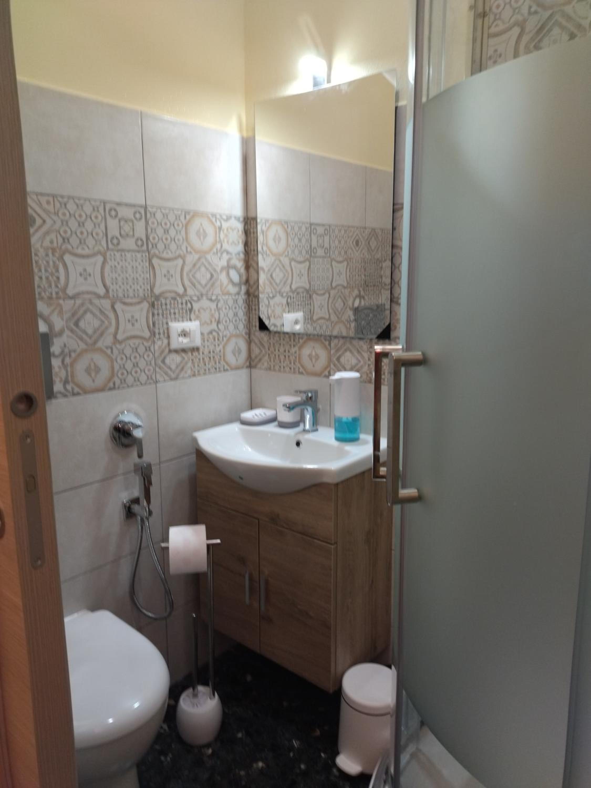 Double Room with Private Bathroom - Photo 9