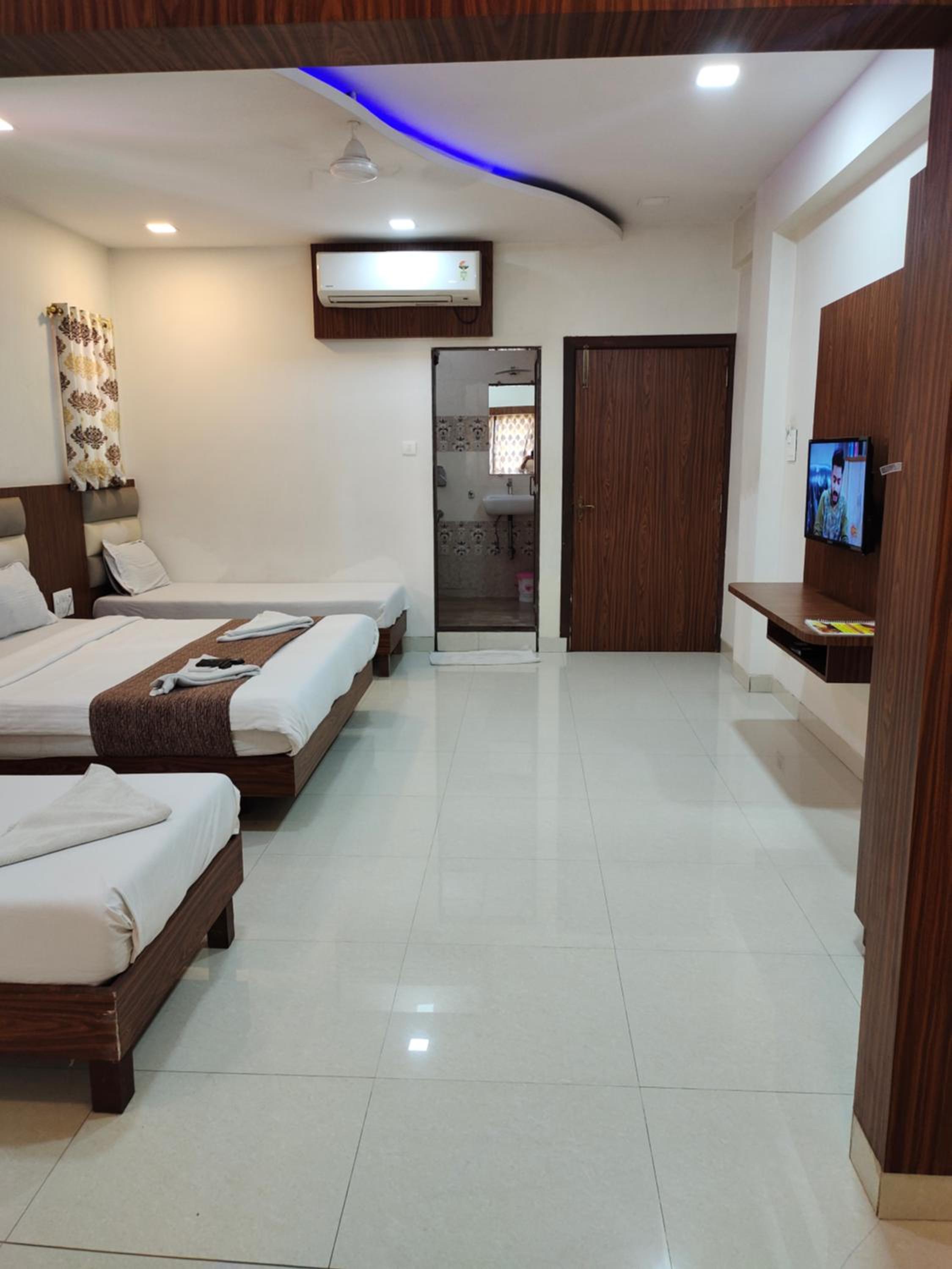 Deluxe Triple Room - Photo 16