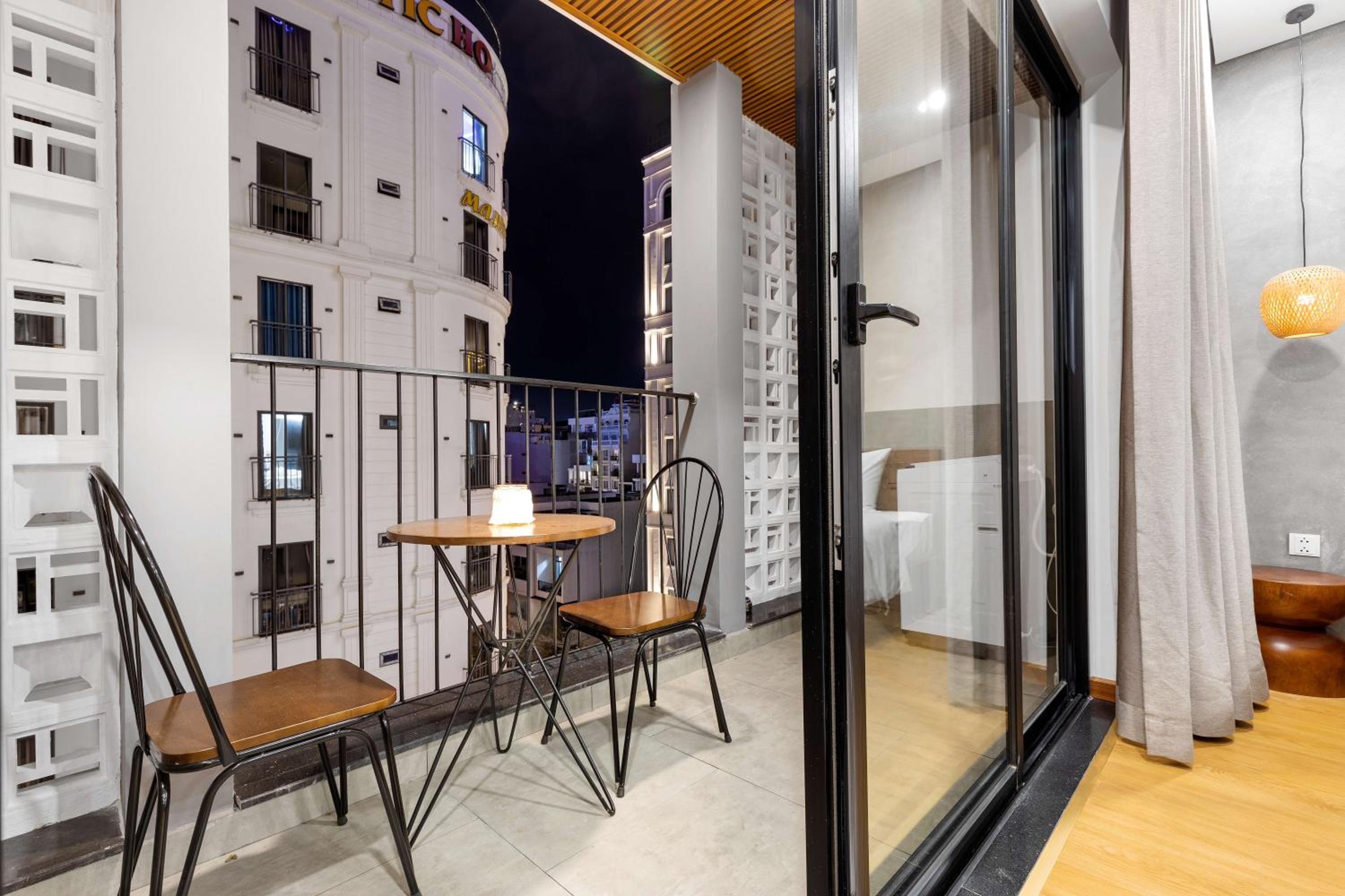 Studio with Balcony - Photo 14