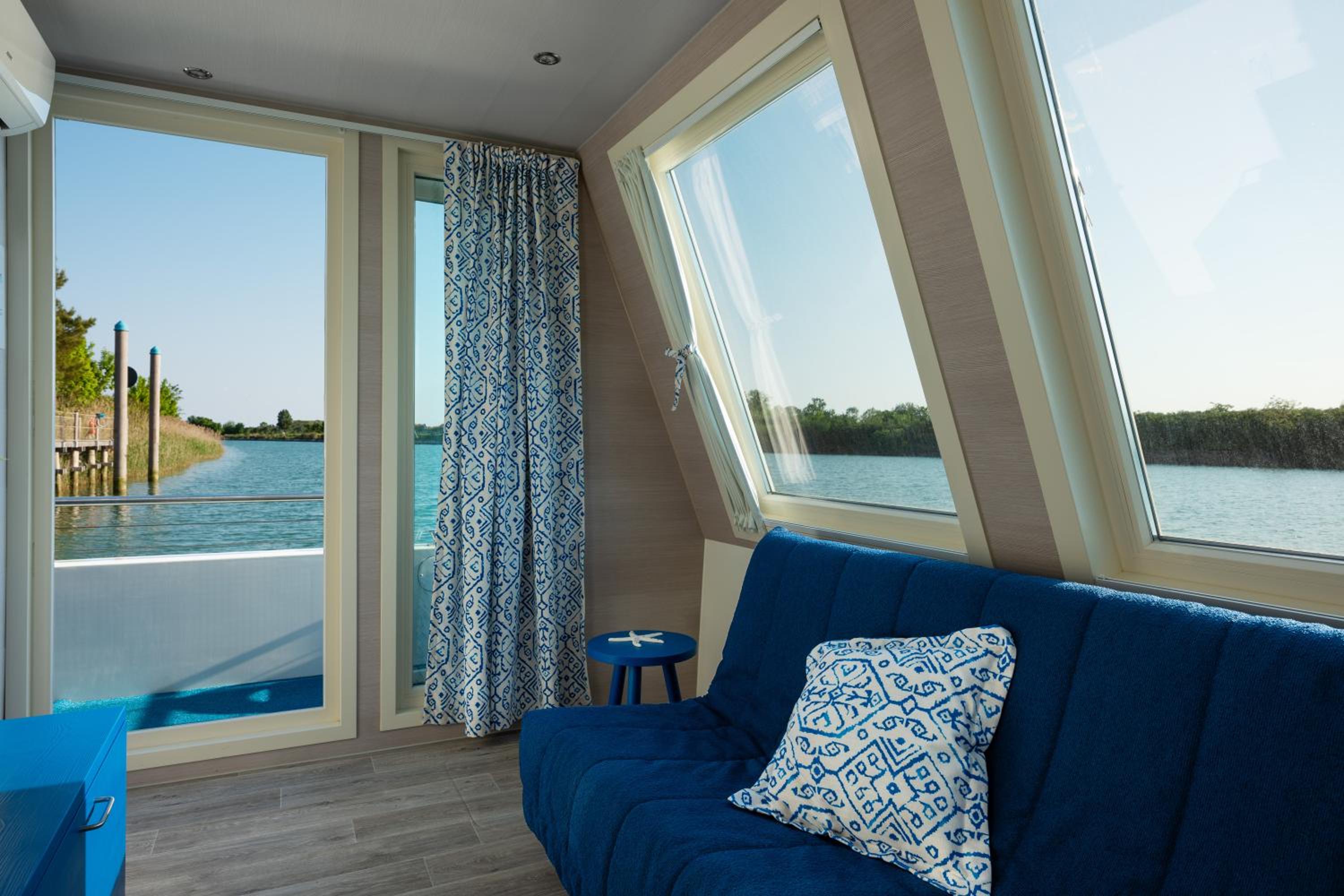 Houseboat with River View - Photo 4