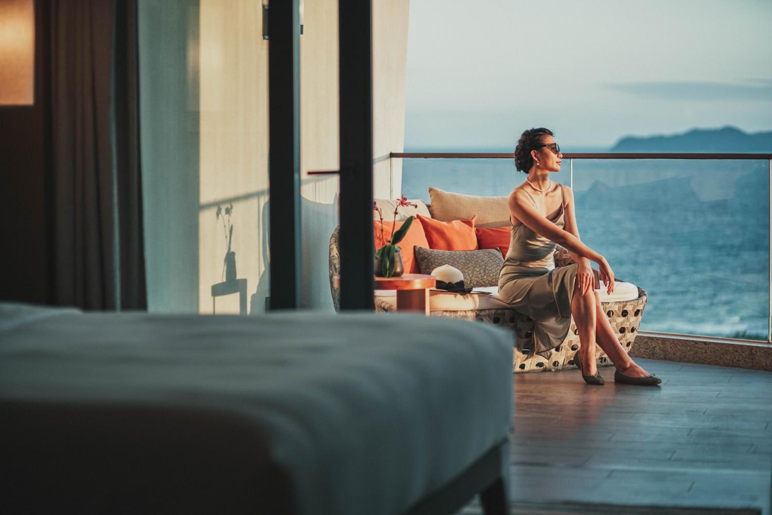 Oceanfront Standard King Room - Lounge Access thumbnail 5