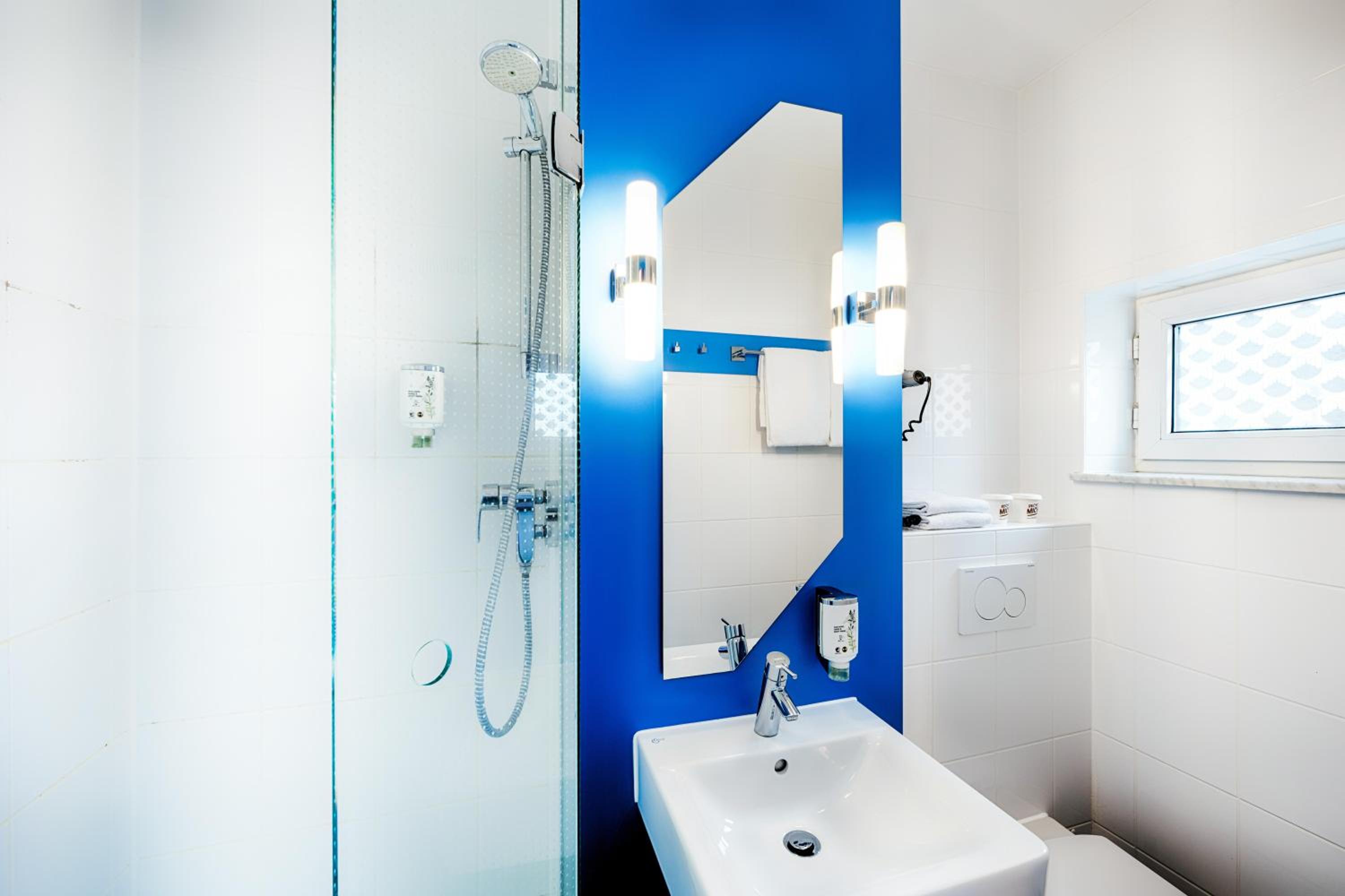 Twin Room - Photo 3