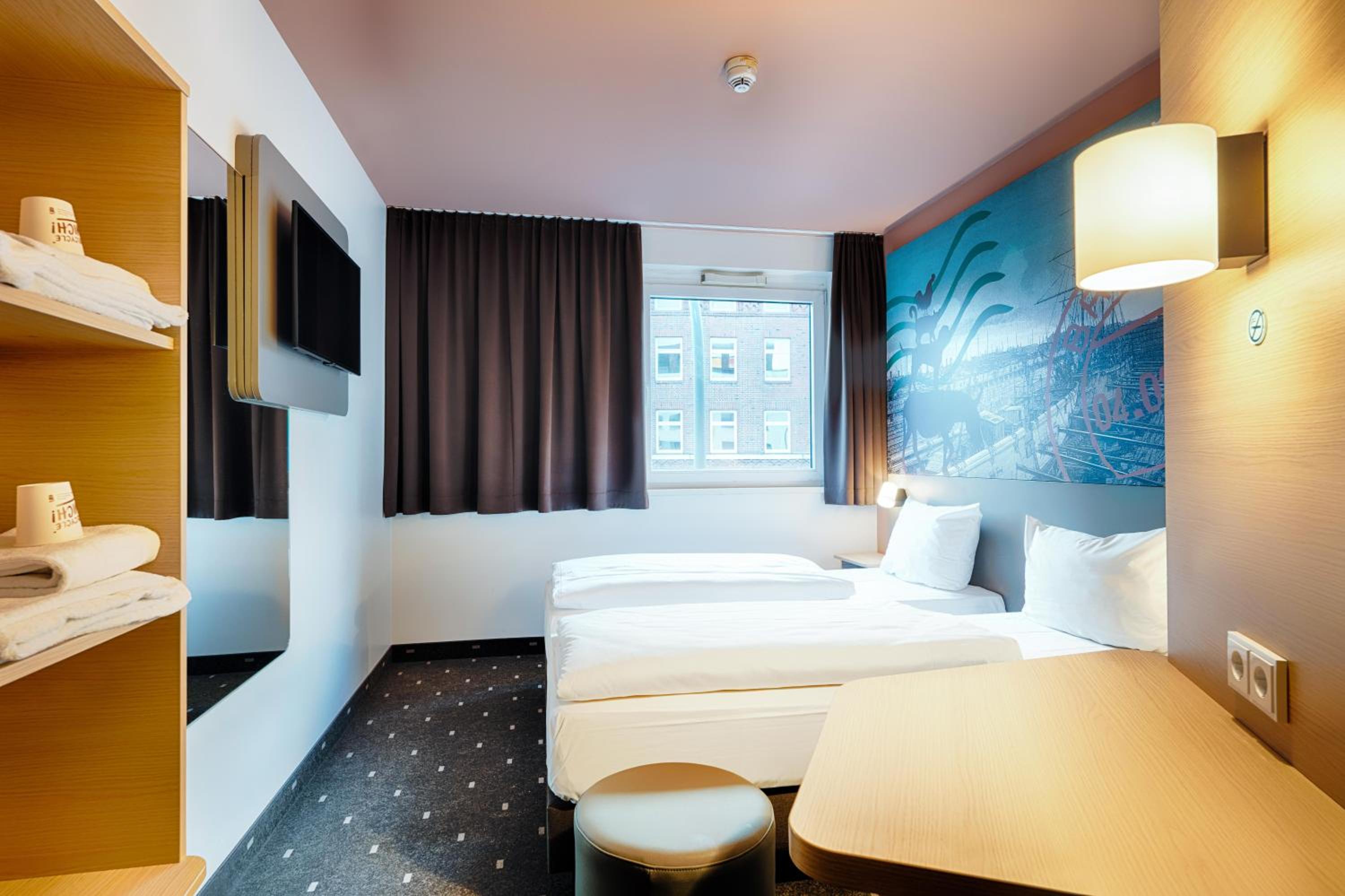 Twin Room - Non-Smoking - Photo 1