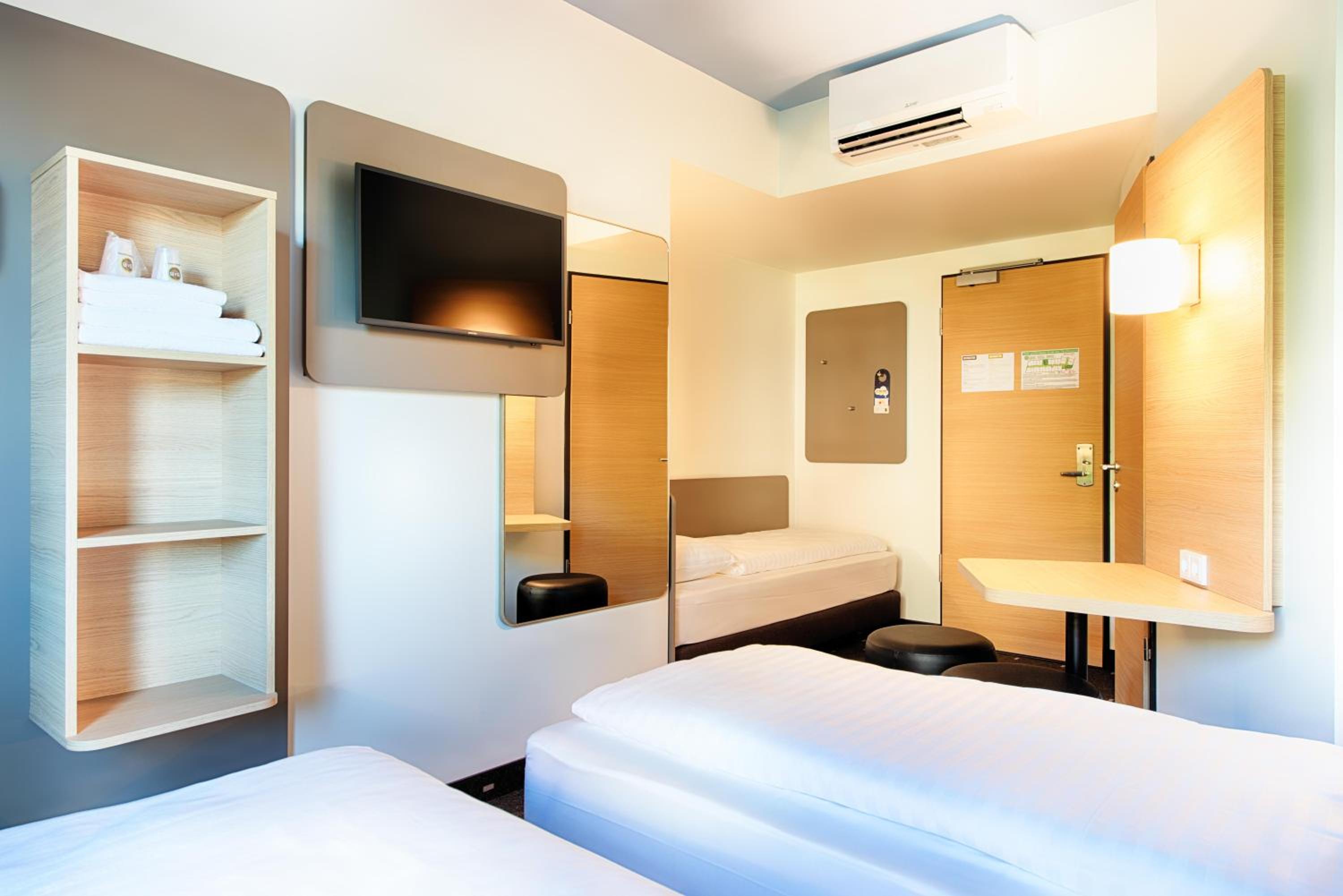 Twin Room thumbnail 5