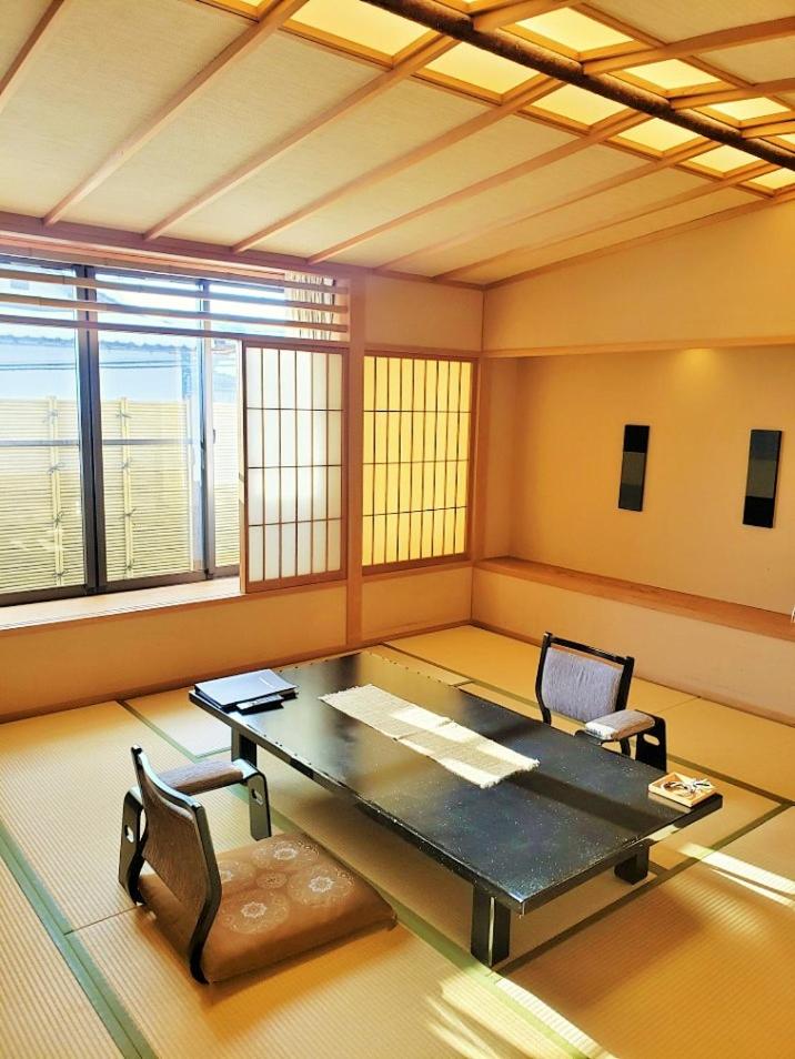 Japanese-Style Room with Dining Area, Terrace and Shared Bathroom "Kimamori"