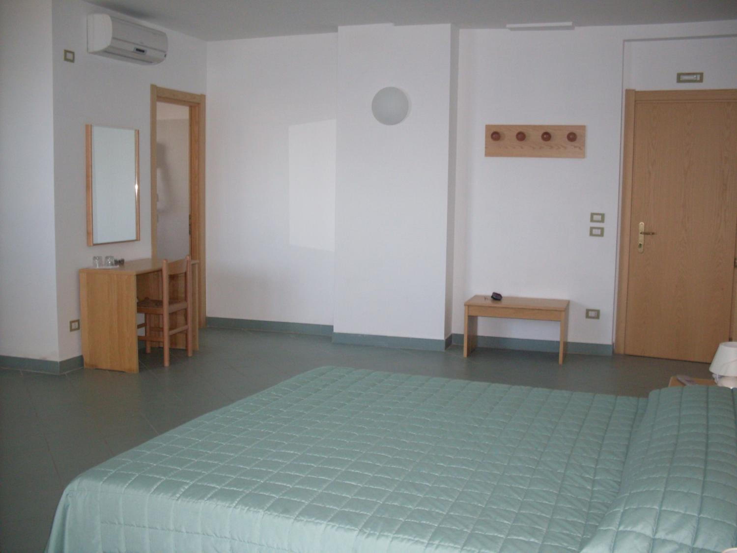 Double Room with Balcony - Photo 2