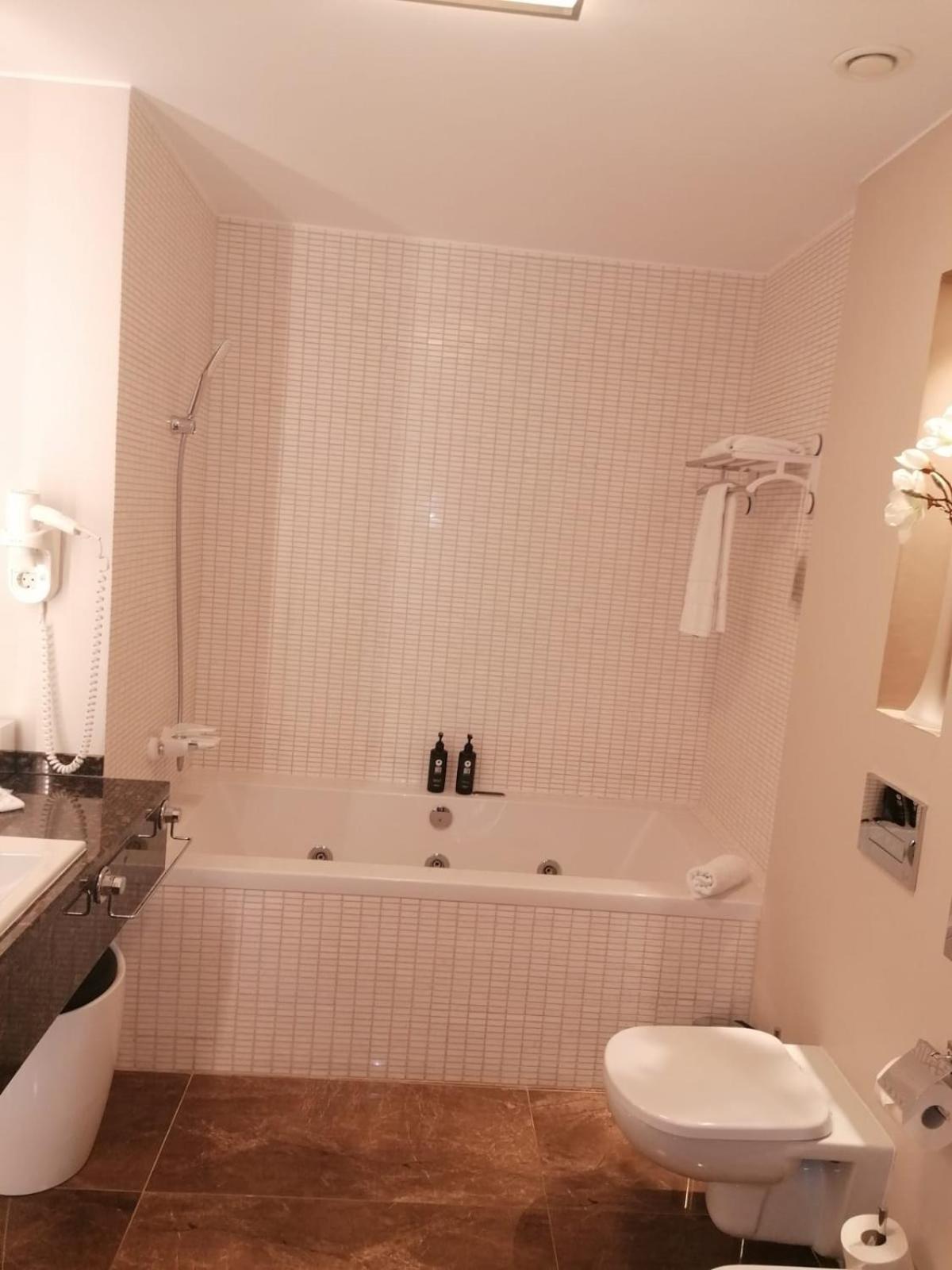Presidential King Suite - Non-Smoking photo 2