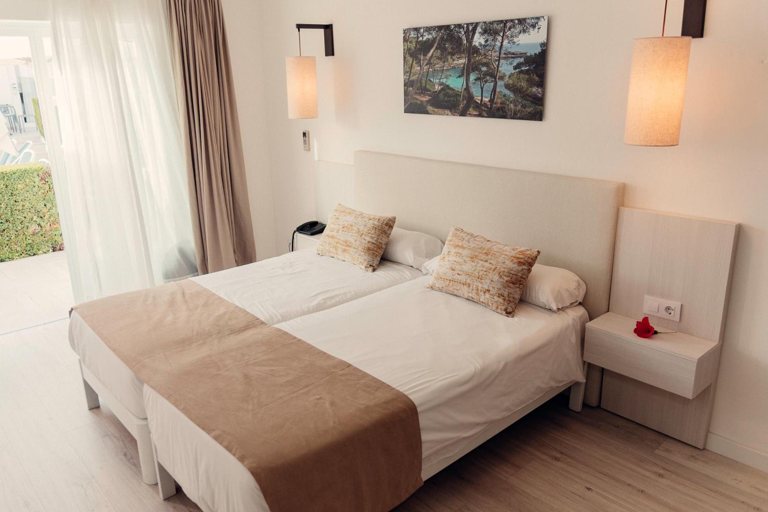 Superior Double or Twin Room thumbnail 5