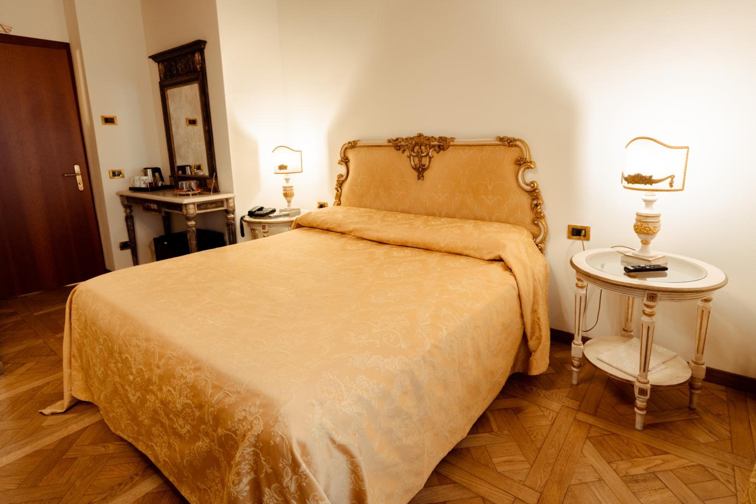 Double or Twin Room - Photo 15