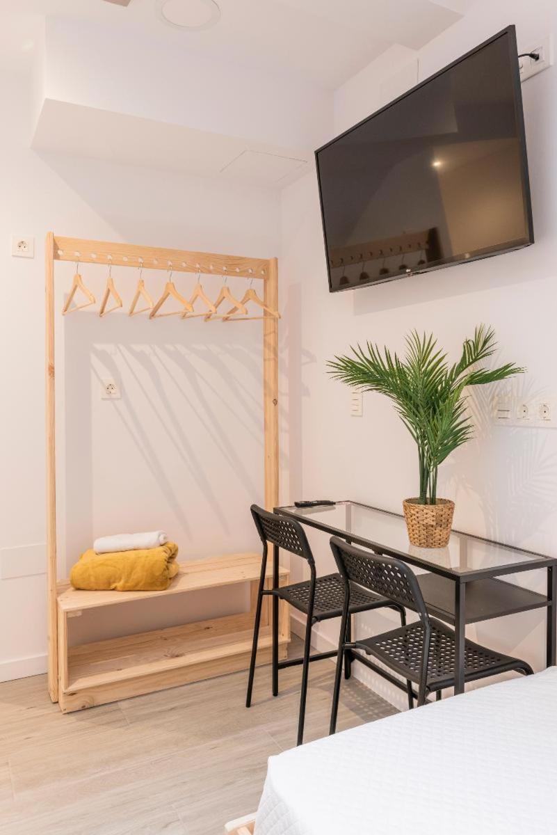 Twin Room with Private Bathroom - Photo 9