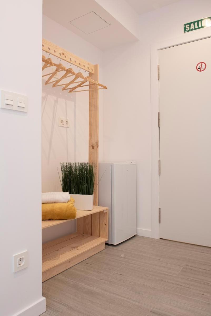 Twin Room with Private Bathroom - Photo 11