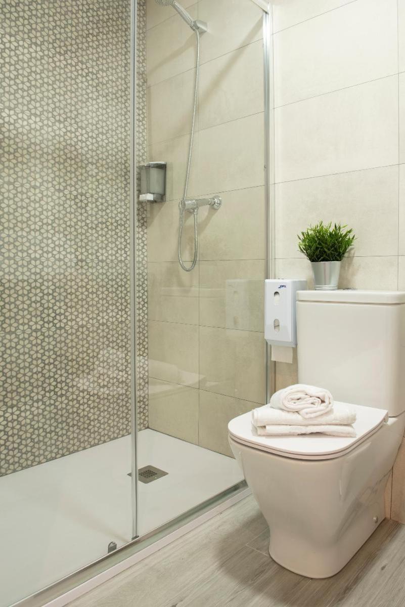 Twin Room with Private Bathroom - Photo 10
