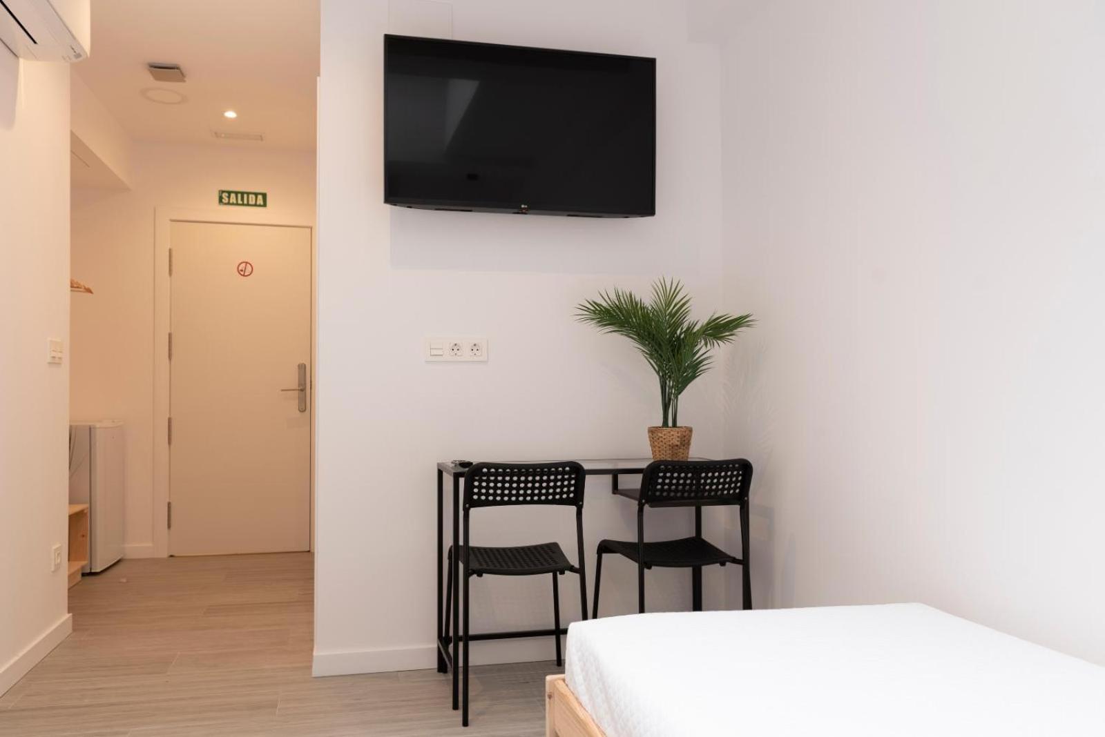 Twin Room with Private Bathroom - Photo 7