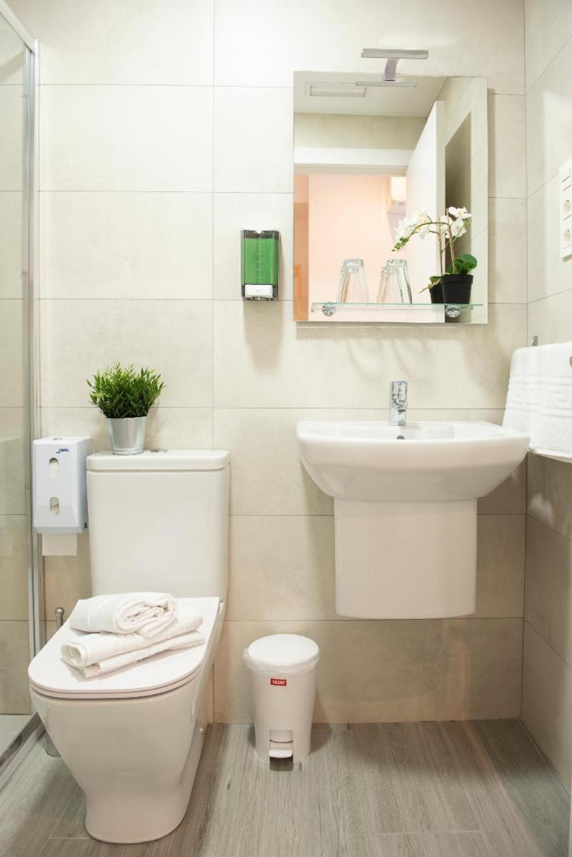 Twin Room with Private Bathroom - Photo 12