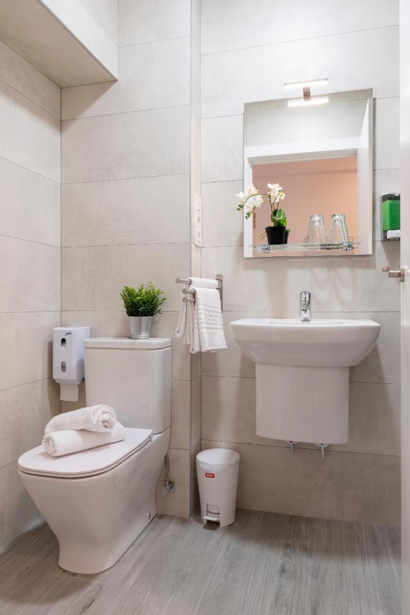Quadruple Room with Private Bathroom - Photo 6