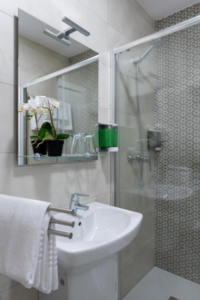 Quadruple Room with Private Bathroom - Photo 5
