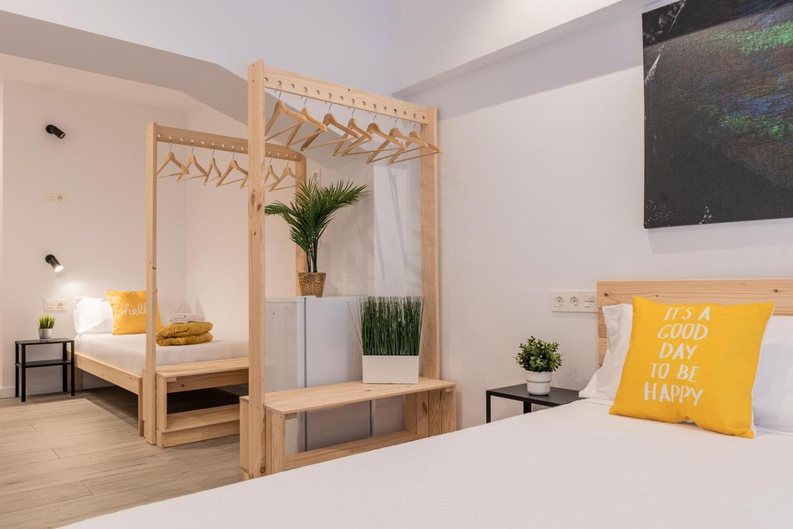 Quadruple Room with Private Bathroom - Photo 8