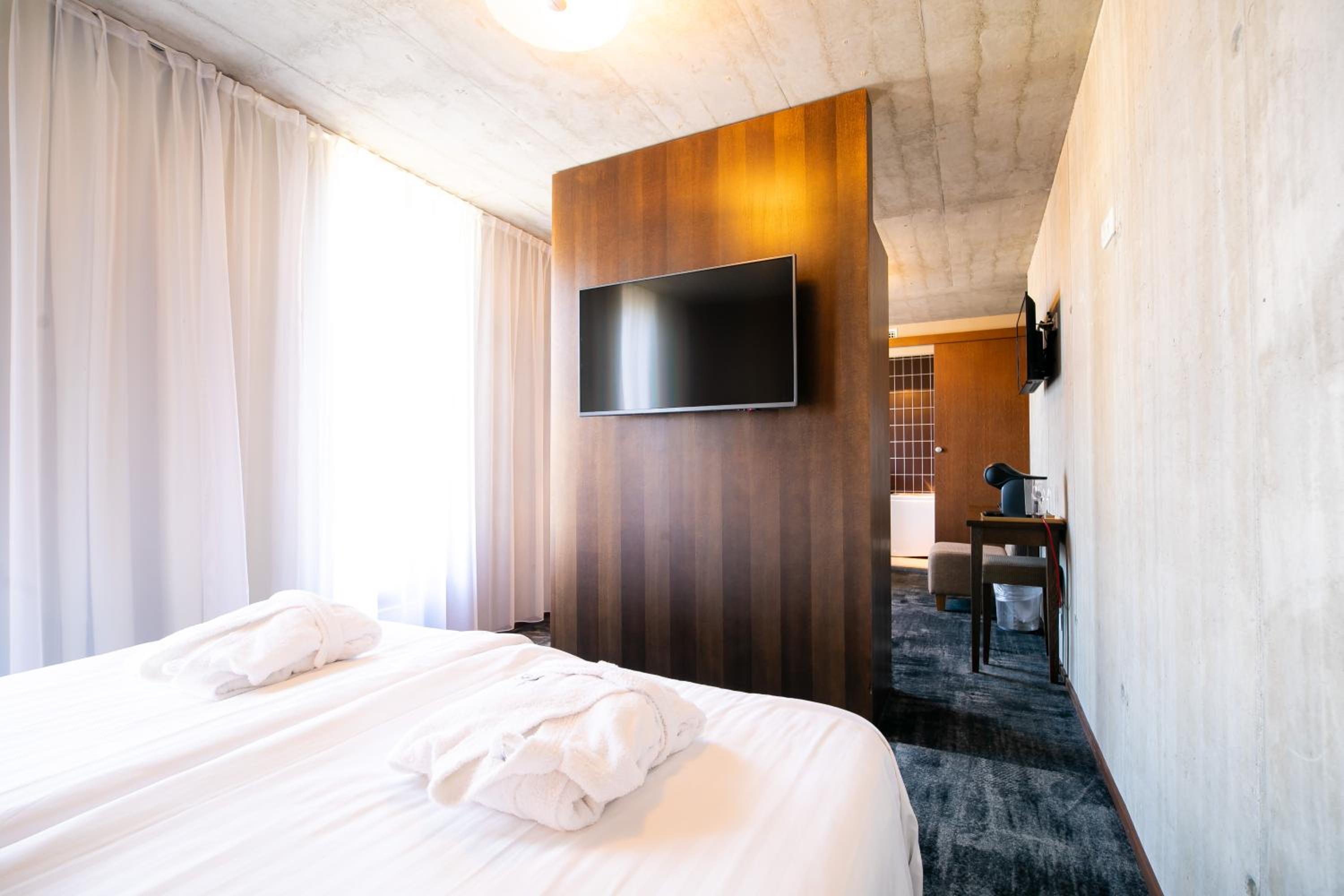 Suite with Spa Access photo 1