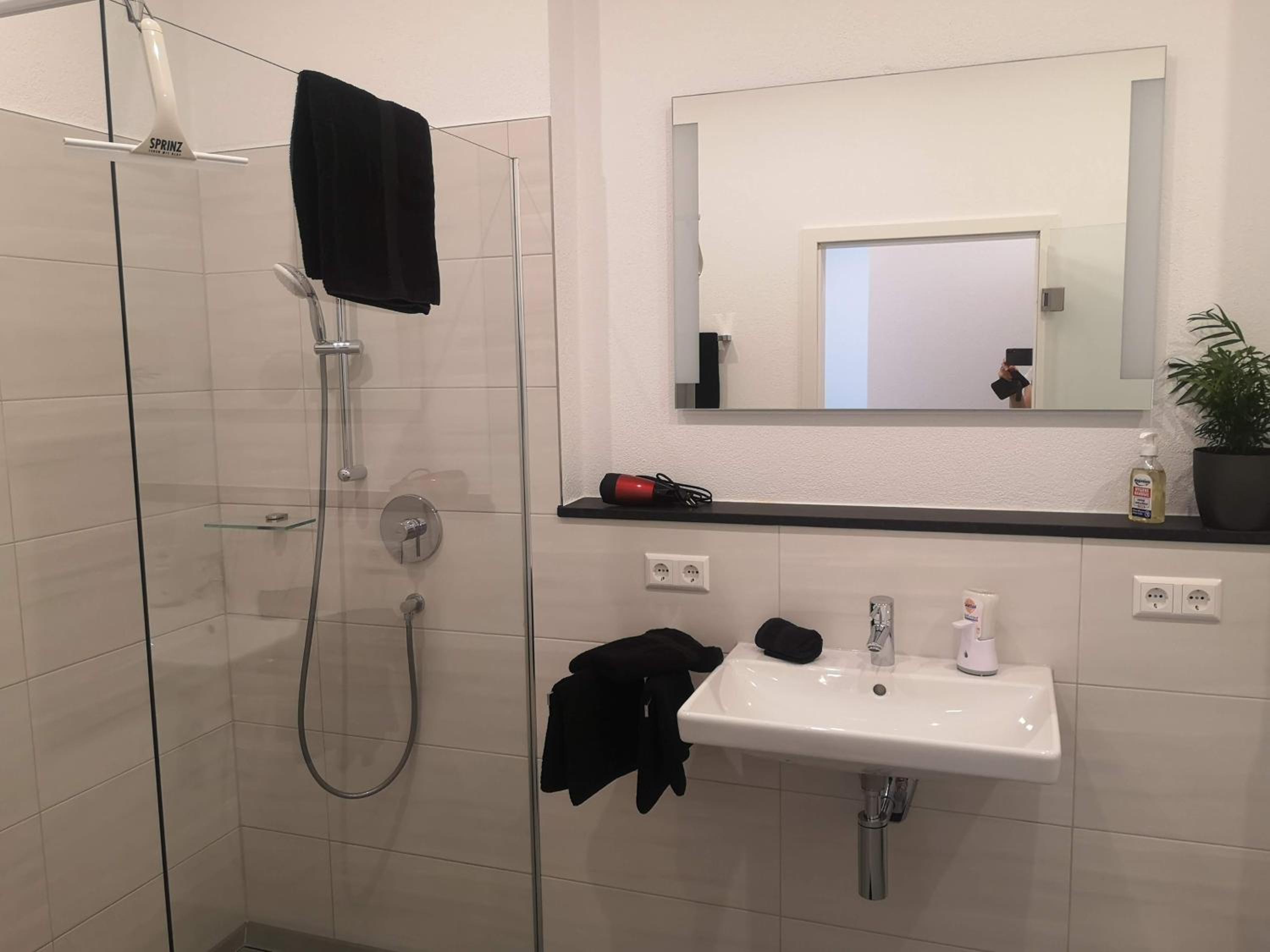Two-Bedroom Apartment with Bath photo 3