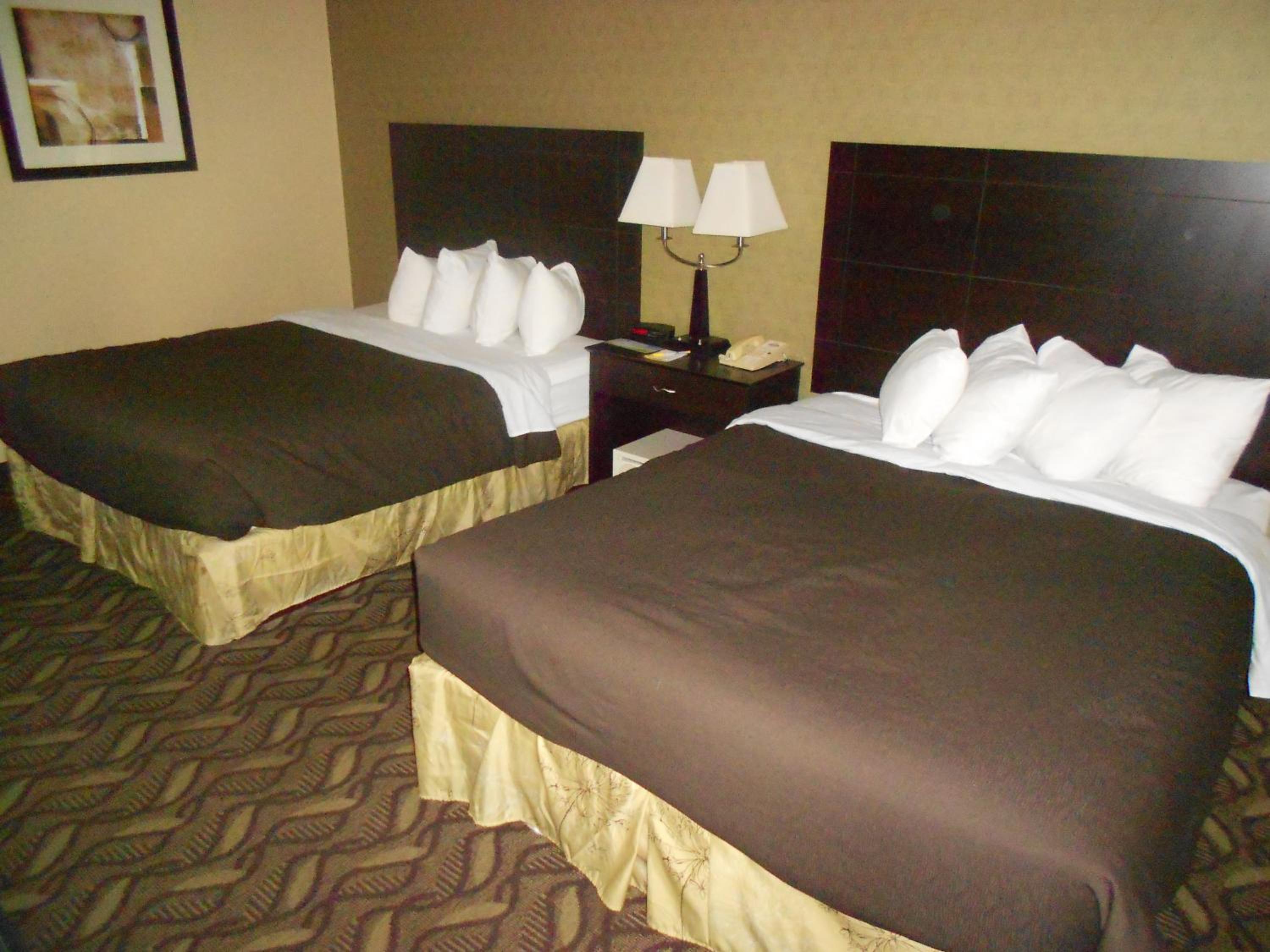 Queen Room with Two Queen Beds - Non-Smoking - Photo 1