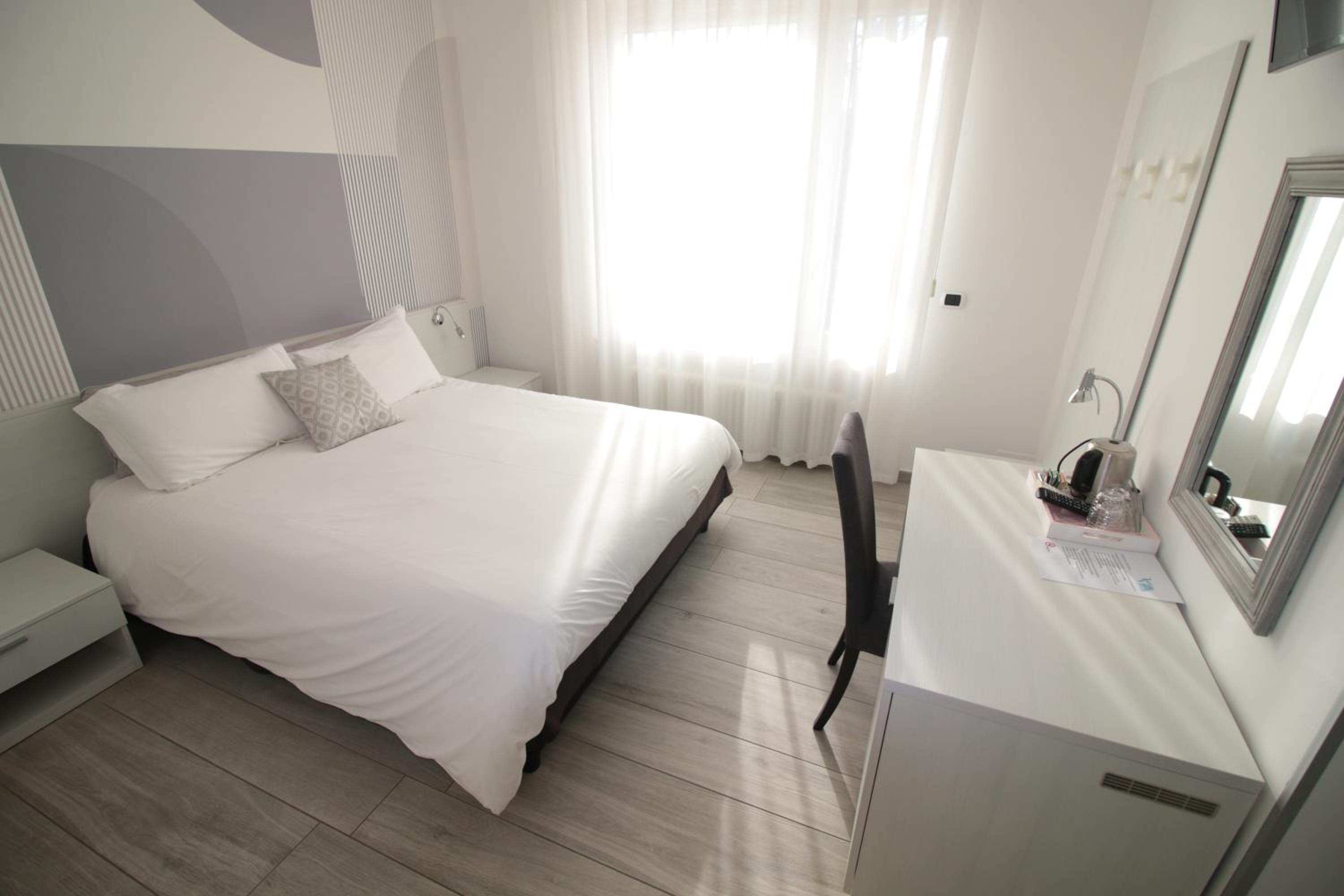 Deluxe Double Room with Bath photo 2