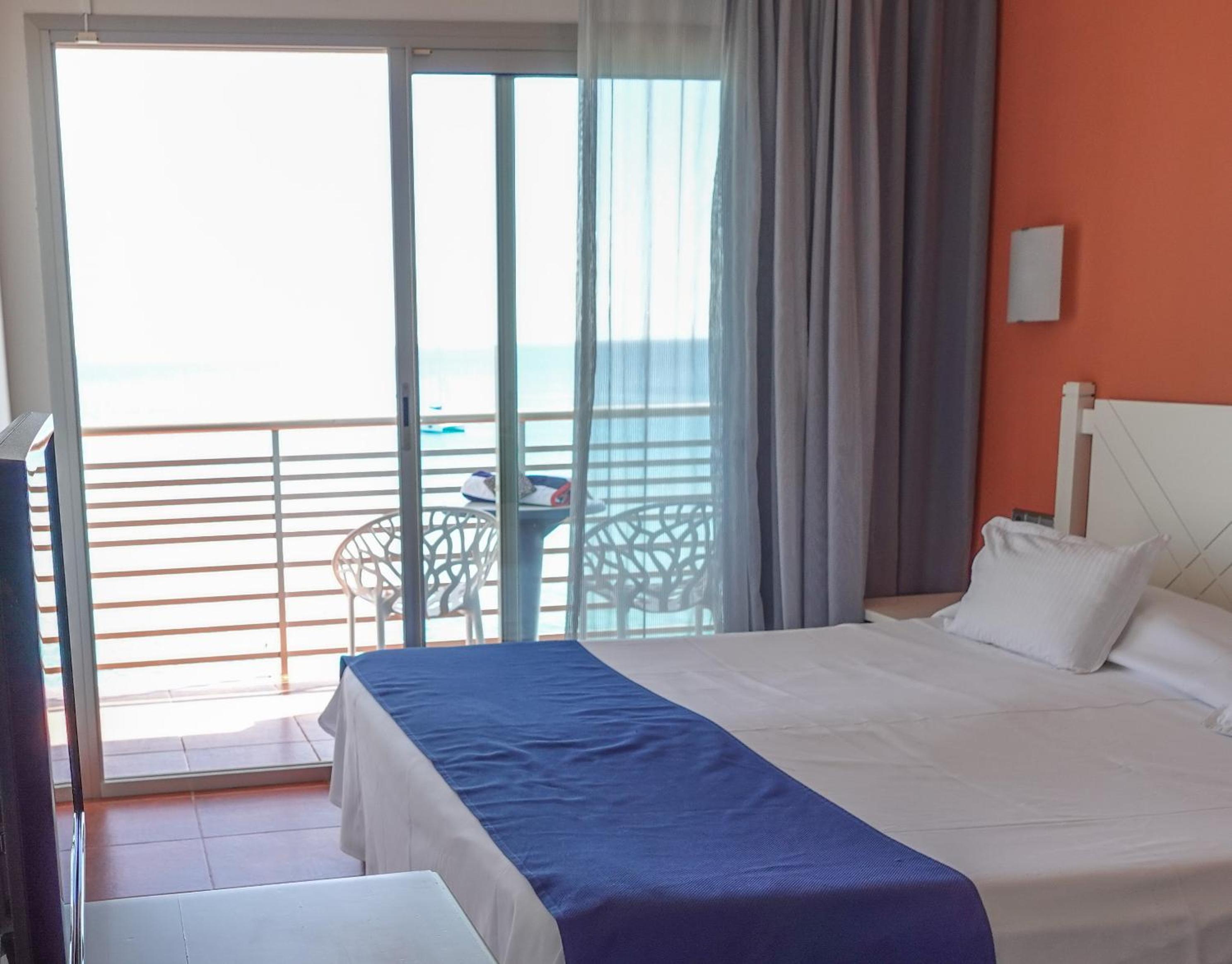 Superior Double or Twin Room with Sea View thumbnail 5