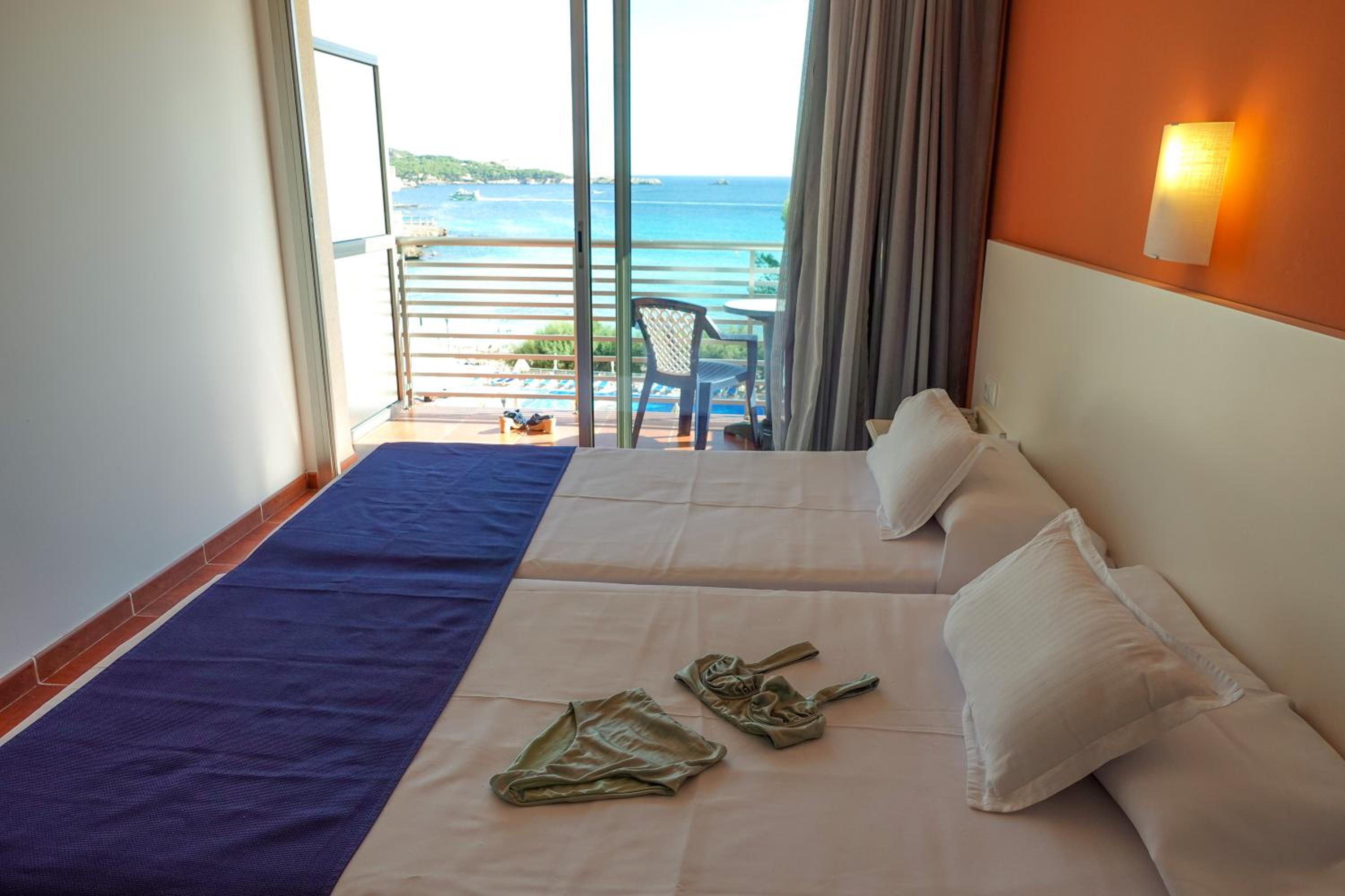 Double or Twin Room with Sea View thumbnail 5