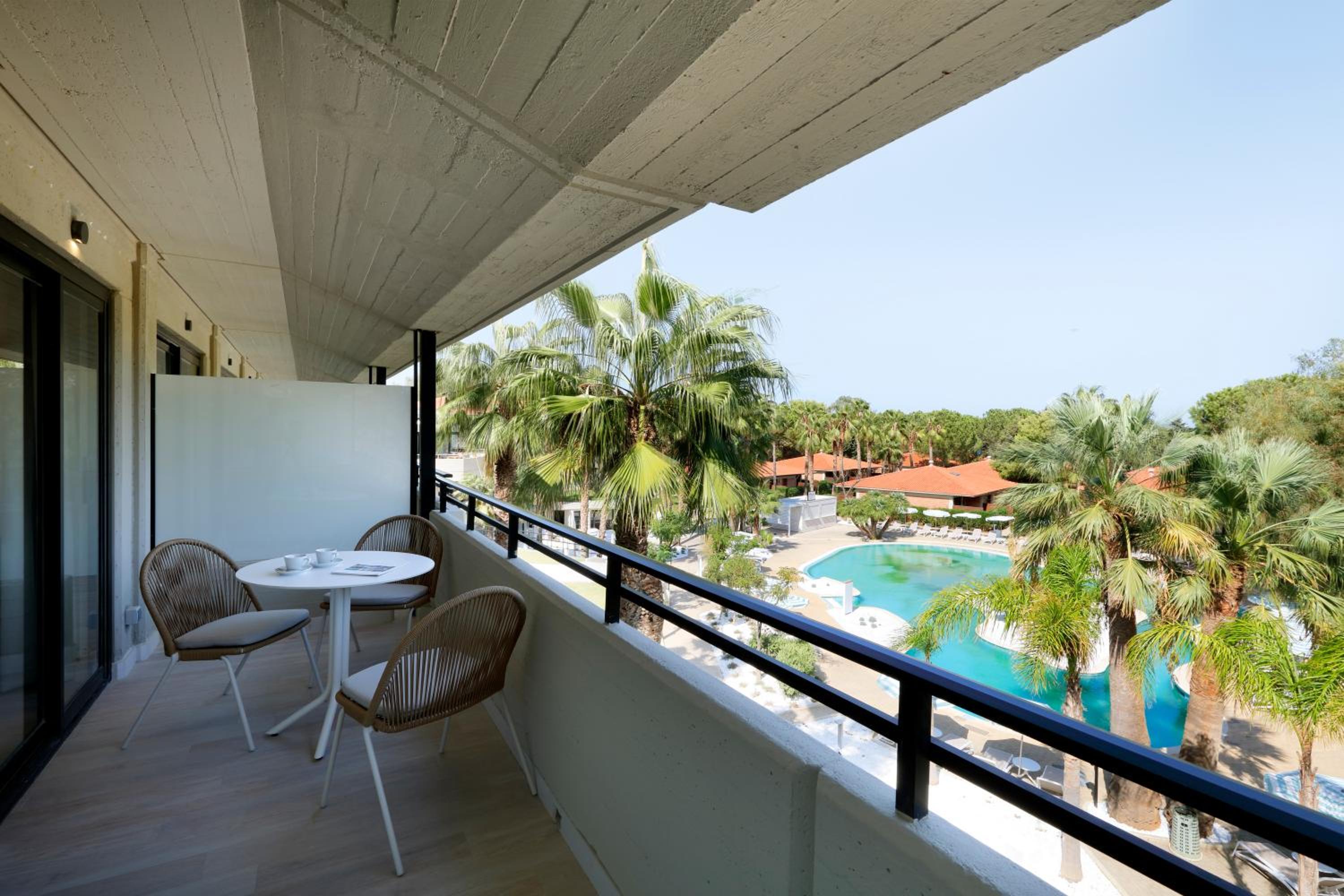   Signature Level Deluxe Pool View - Photo 2
