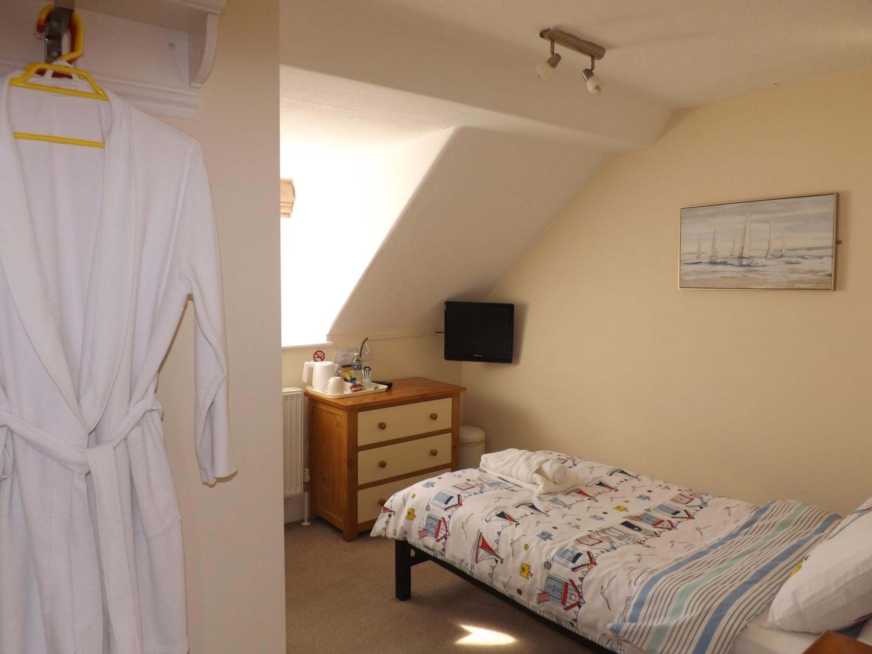 Single Attic Room with external private shower room - Sea View - Access by stairs only