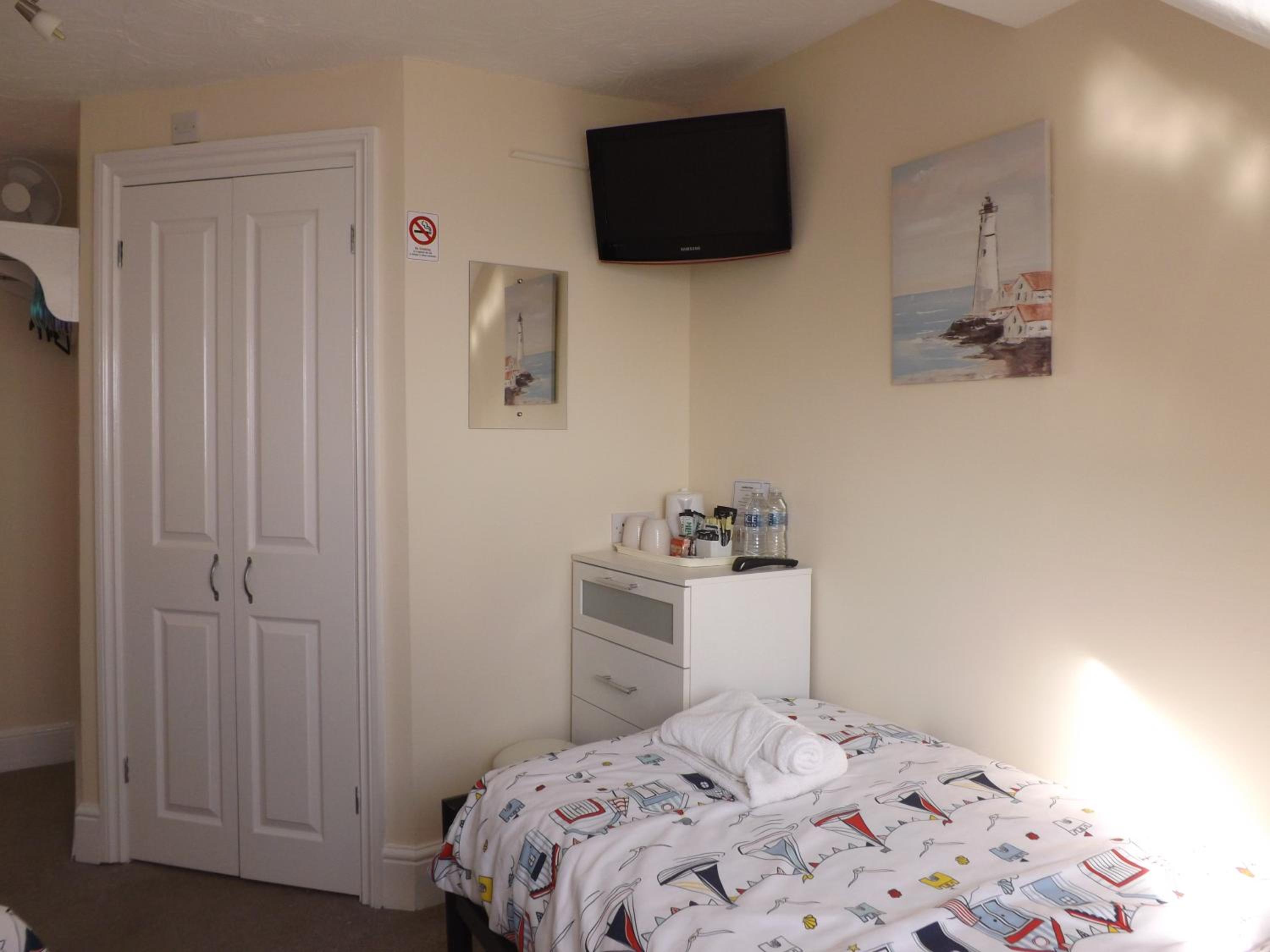 Twin Attic Room - Sea View - Stair access only. - Photo 1