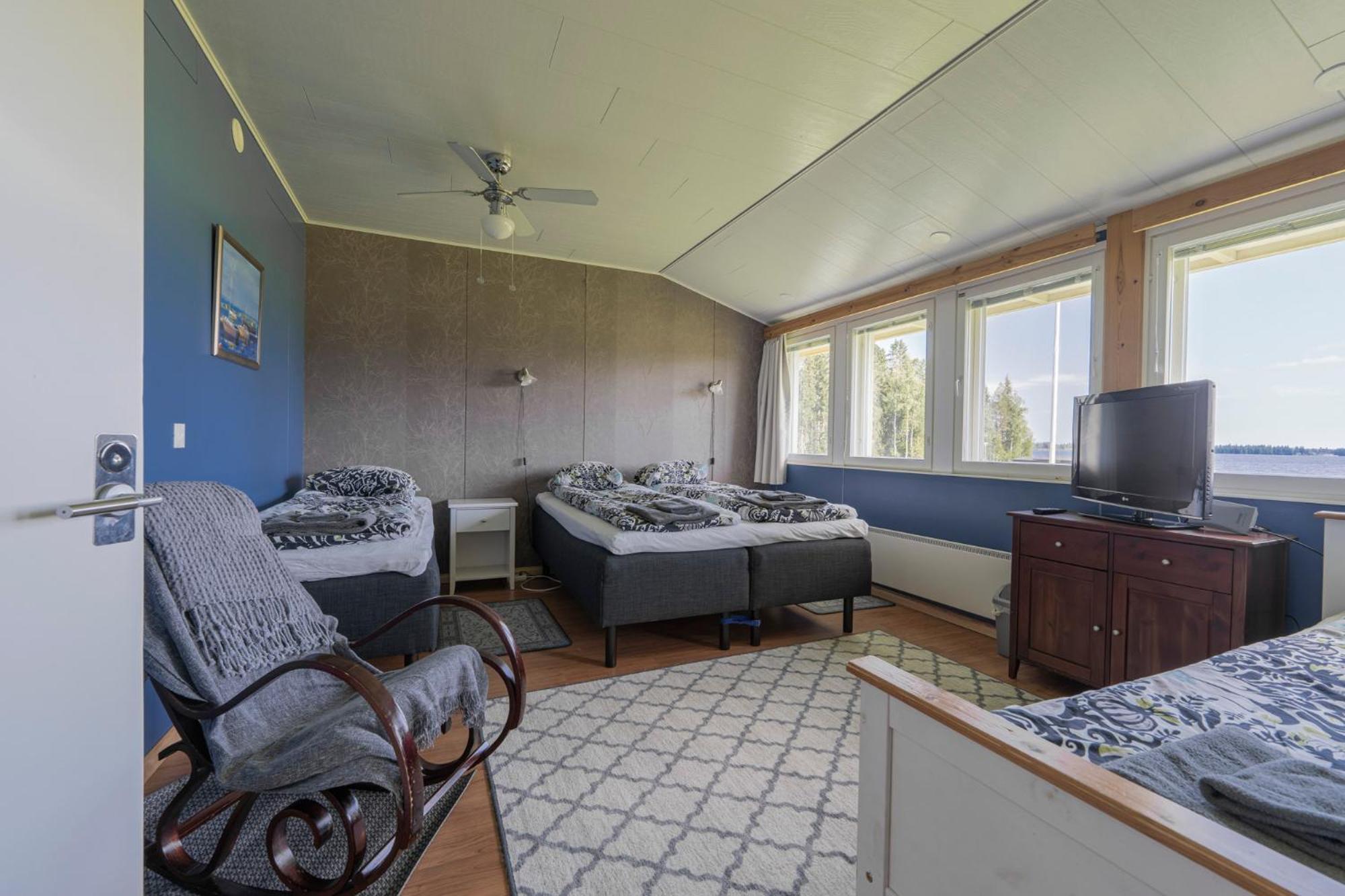 Family Room with Shared Bathroom photo 3