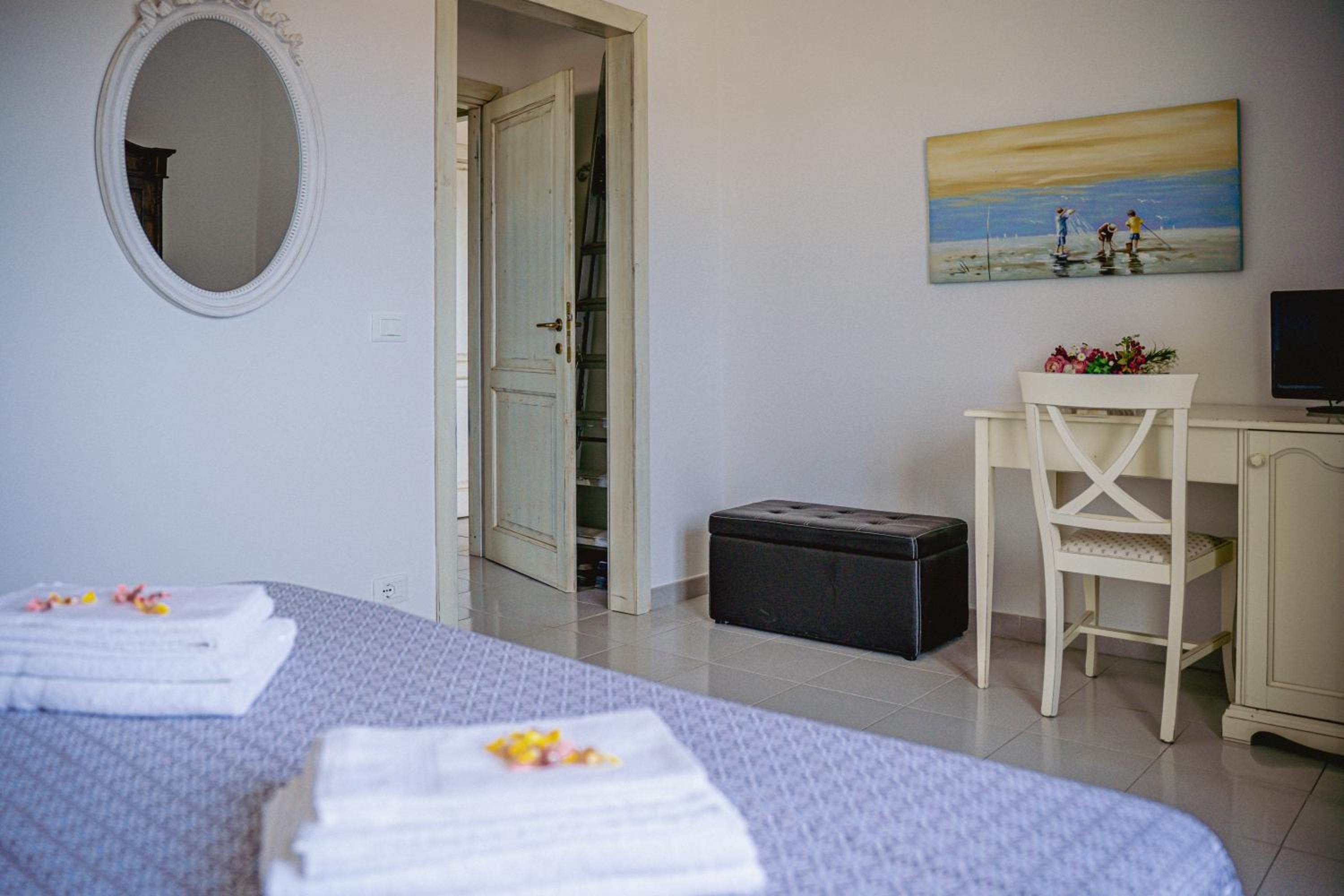 Double Room with Private Bathroom - Photo 3