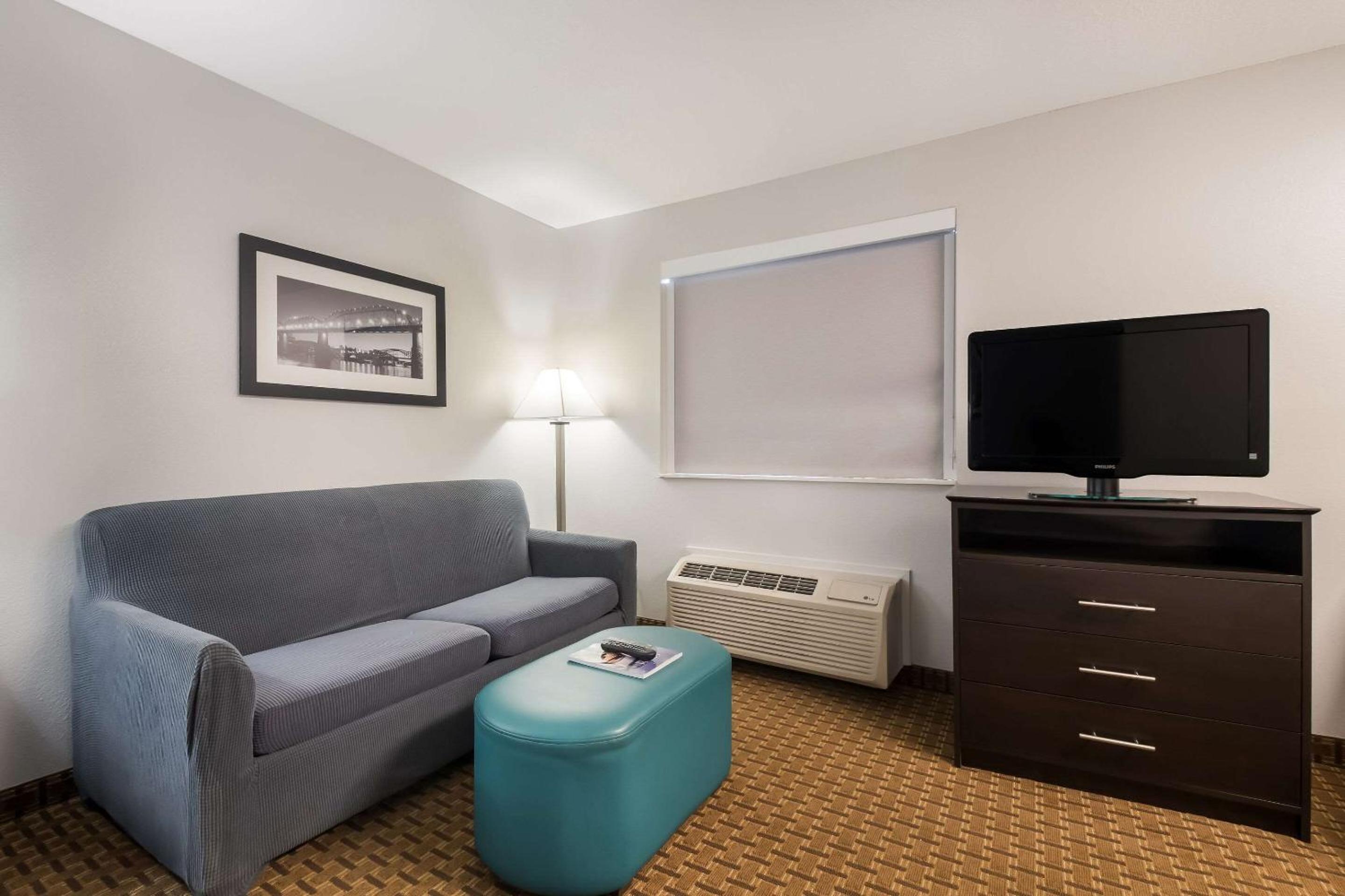 Queen Suite - Accessible/Non-Smoking photo 3
