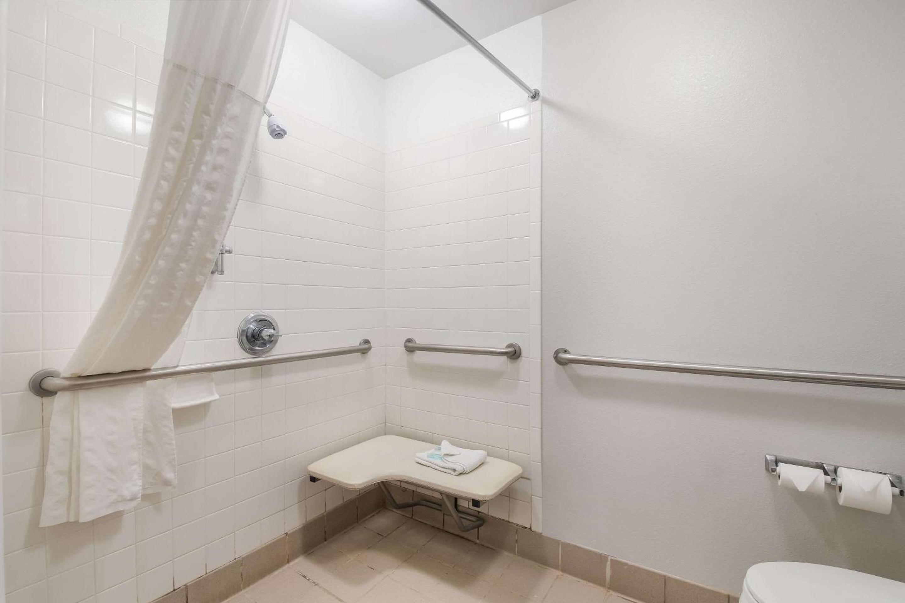 Queen Suite - Accessible/Non-Smoking