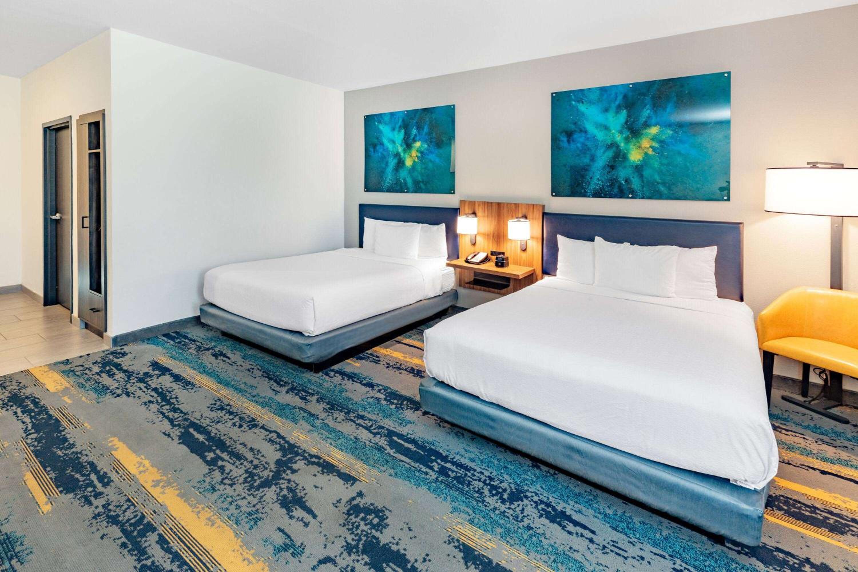 Queen Room with Two Queen Beds and Roll-In Shower - Mobility/Hearing Accessible - Non-Smoking - Photo 3