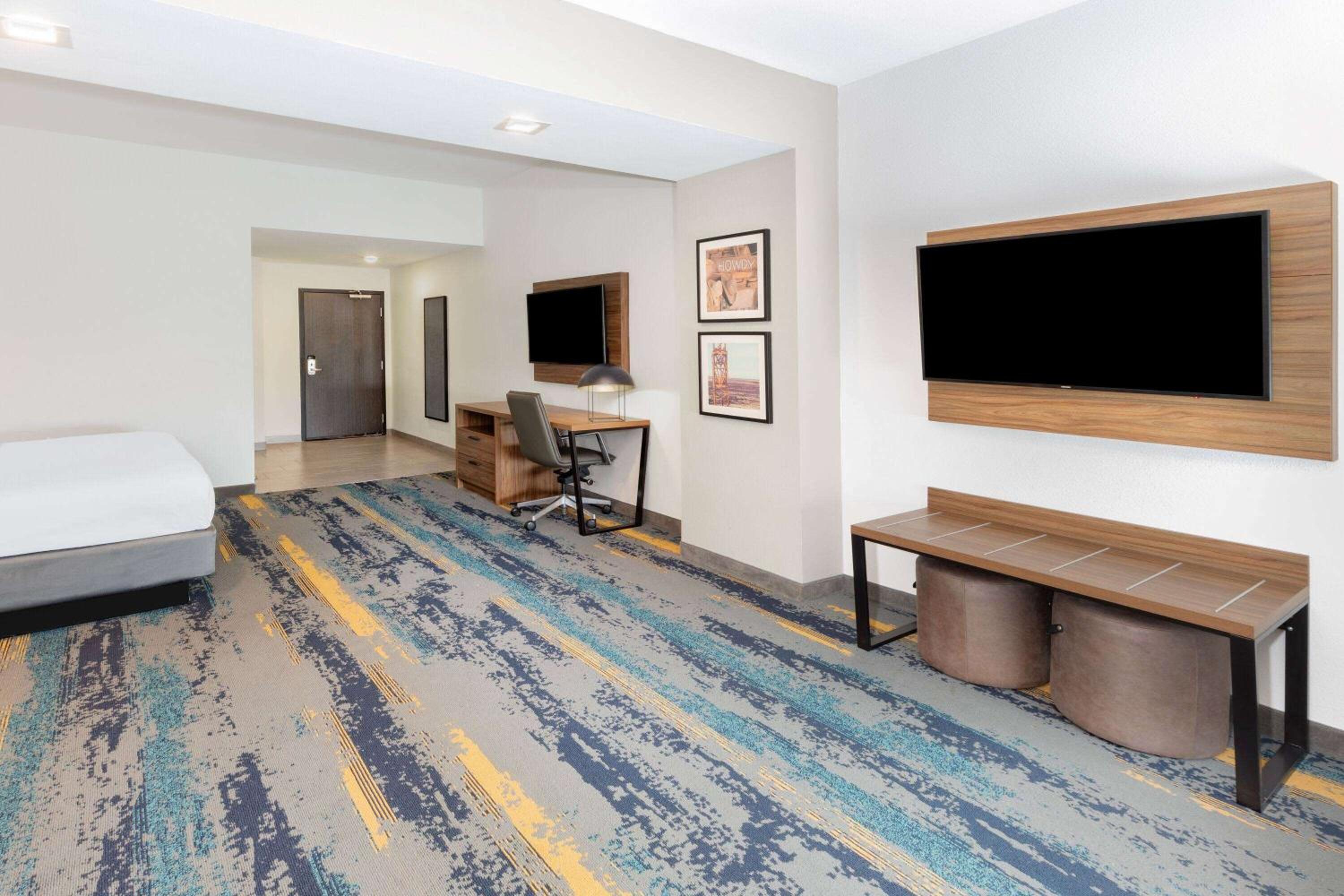 Deluxe King Room - Non-Smoking - Photo 2