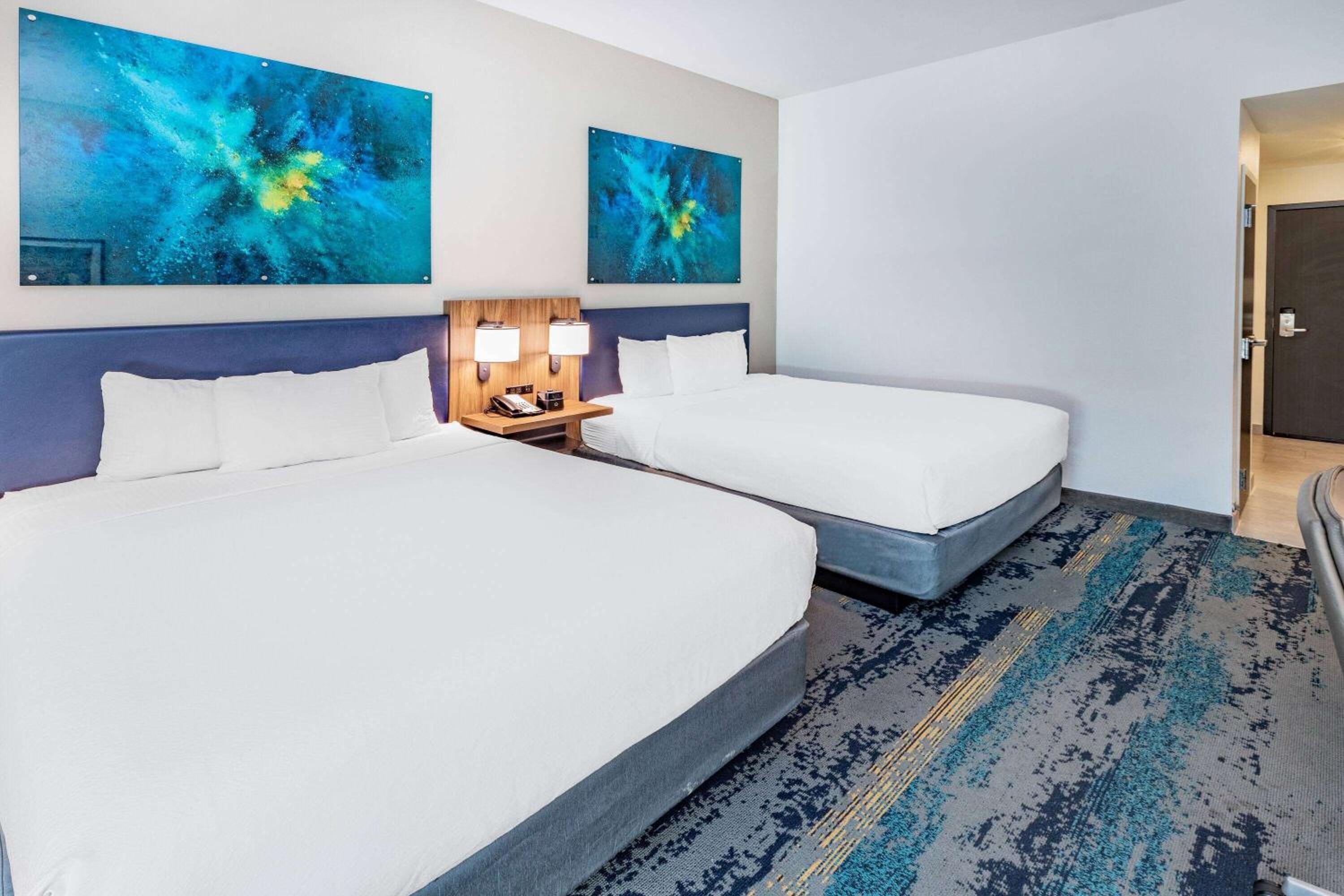 Queen Room with Two Queen Beds and Roll-In Shower - Mobility/Hearing Accessible - Non-Smoking - Photo 8