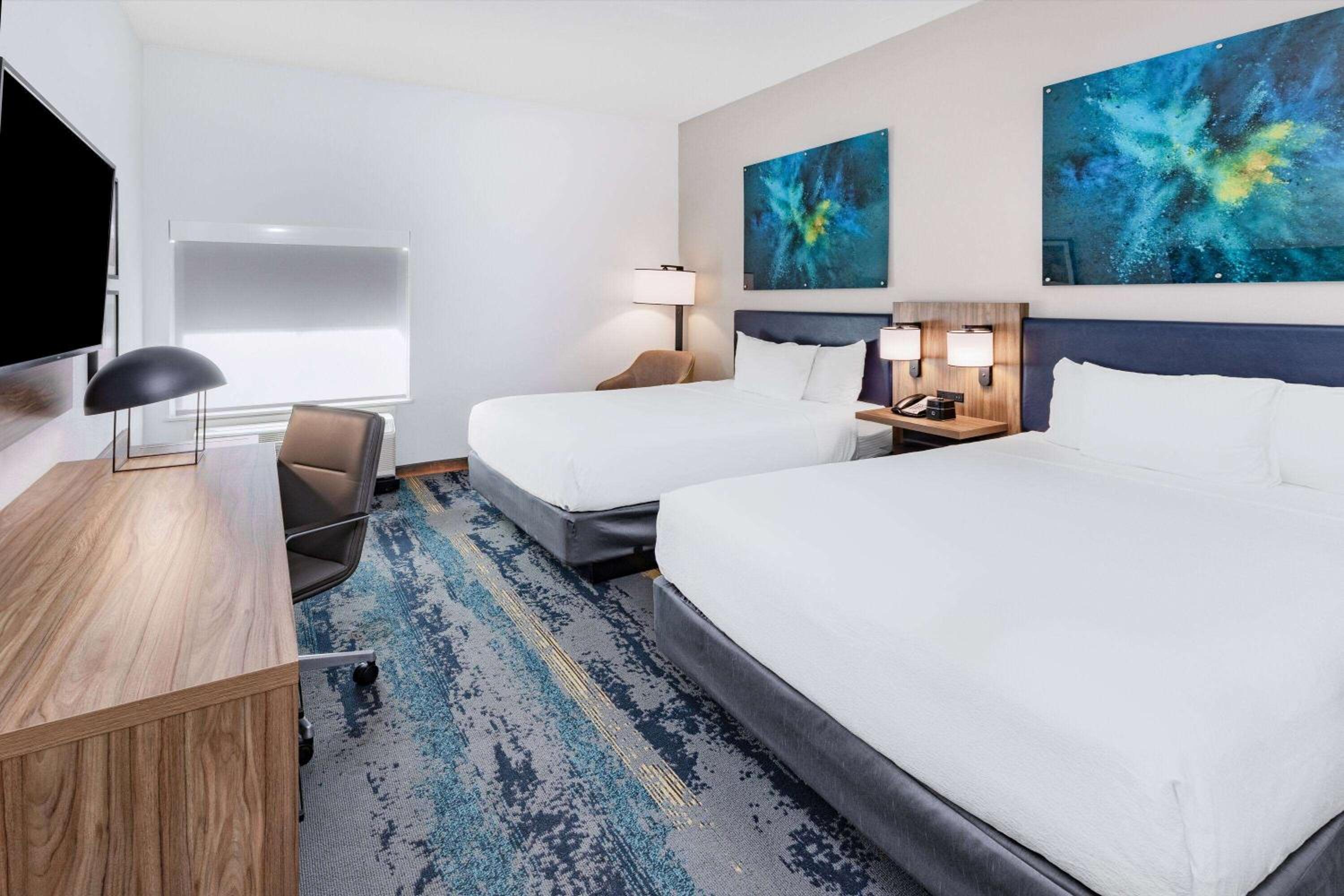 Queen Room with Two Queen Beds and Roll-In Shower - Mobility/Hearing Accessible - Non-Smoking - Photo 9