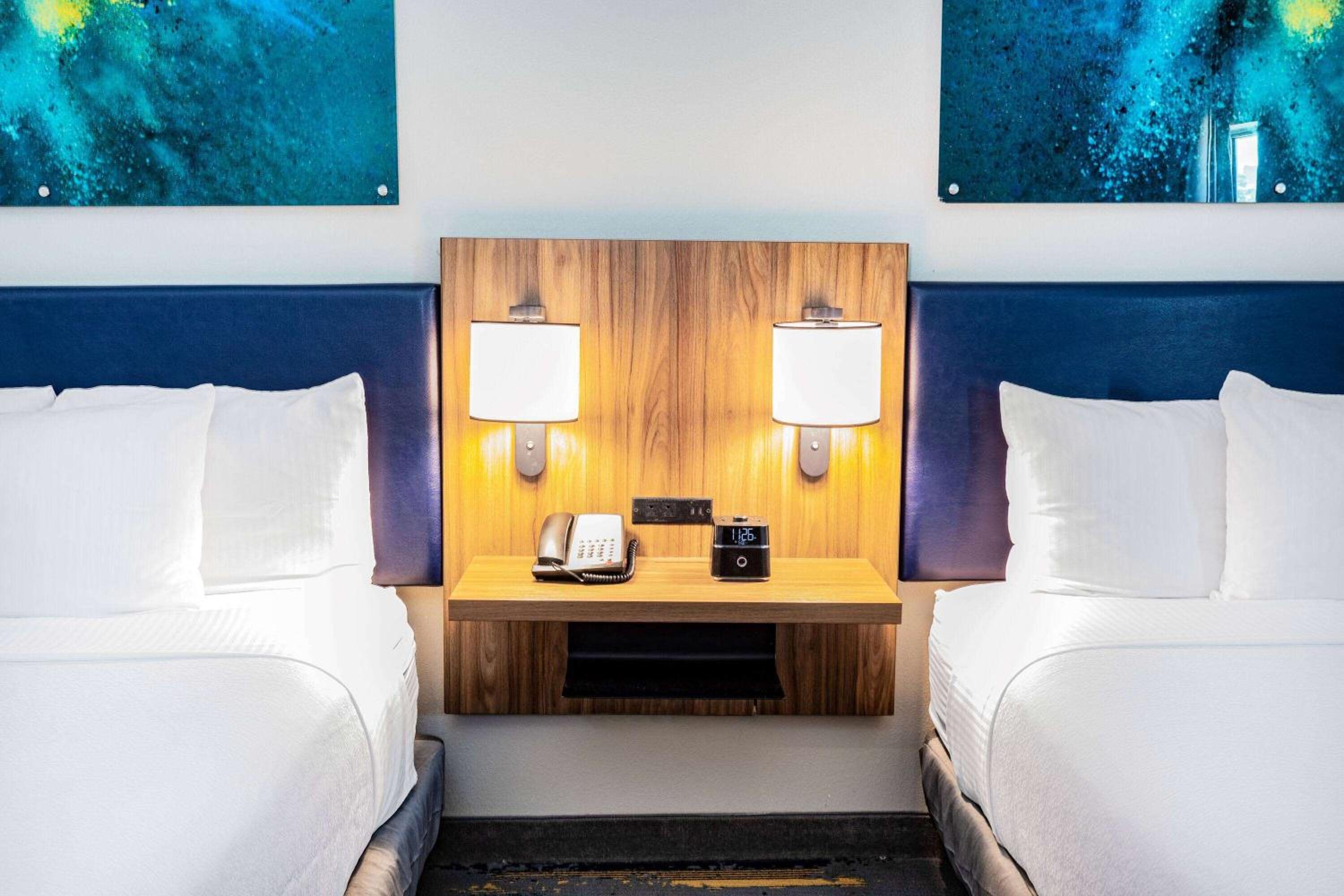 Queen Room with Two Queen Beds and Roll-In Shower - Mobility/Hearing Accessible - Non-Smoking - Photo 7