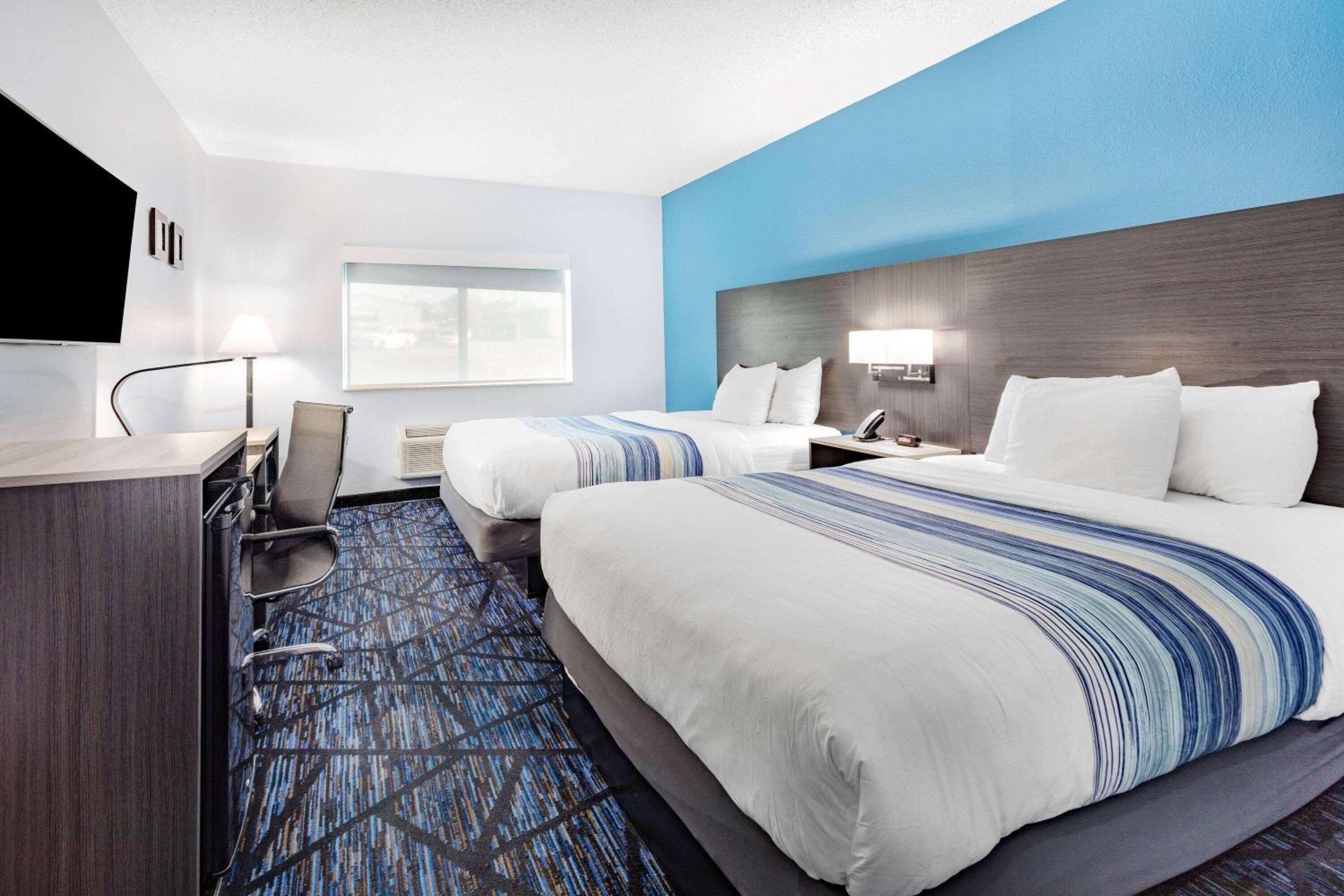 Queen Room with Two Queen Beds - Non-Smoking - Photo 4