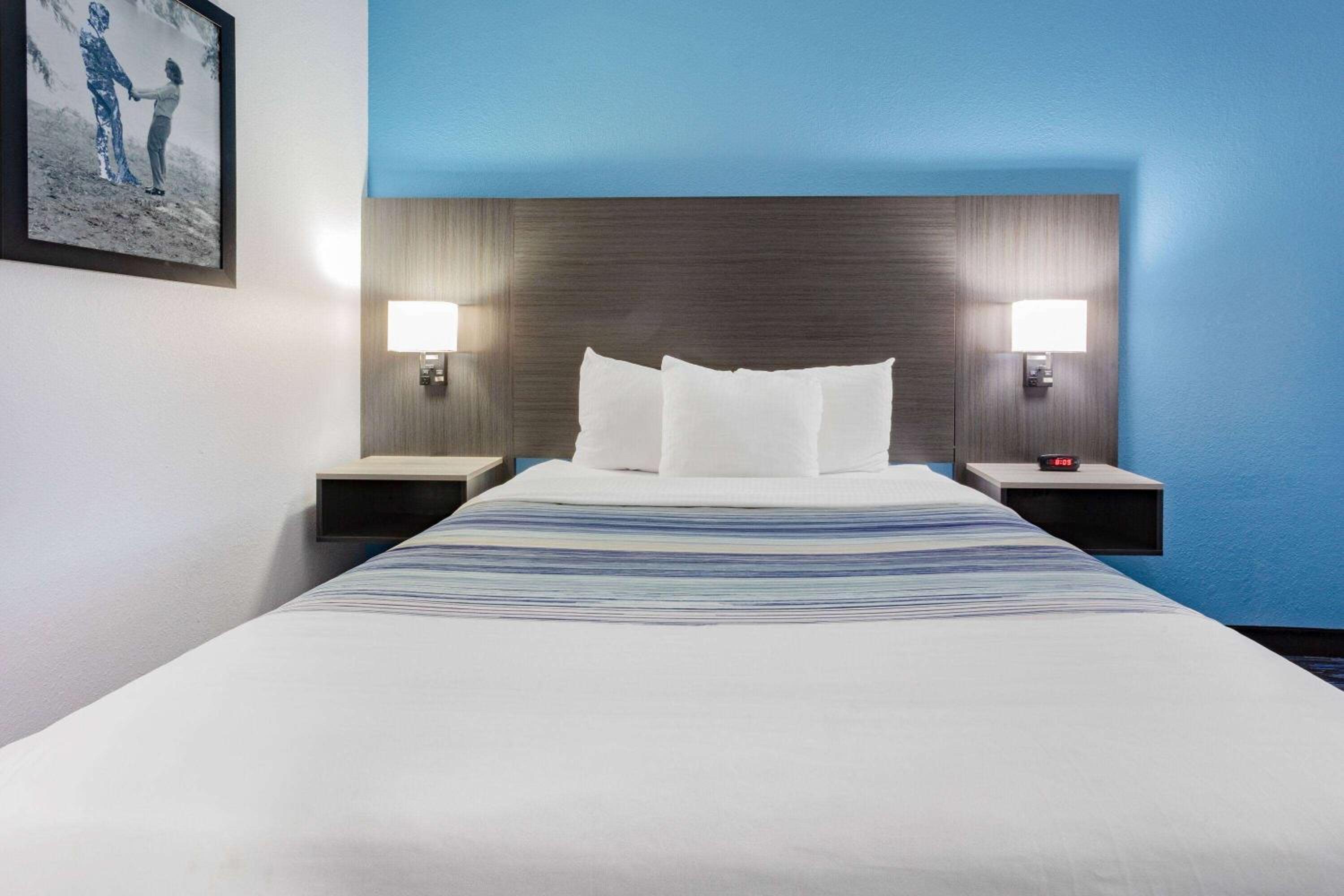 1 Queen Bed, Mobility Accessible Room, Bathtub w/ Grab Bars, Non-Smoking - Photo 1