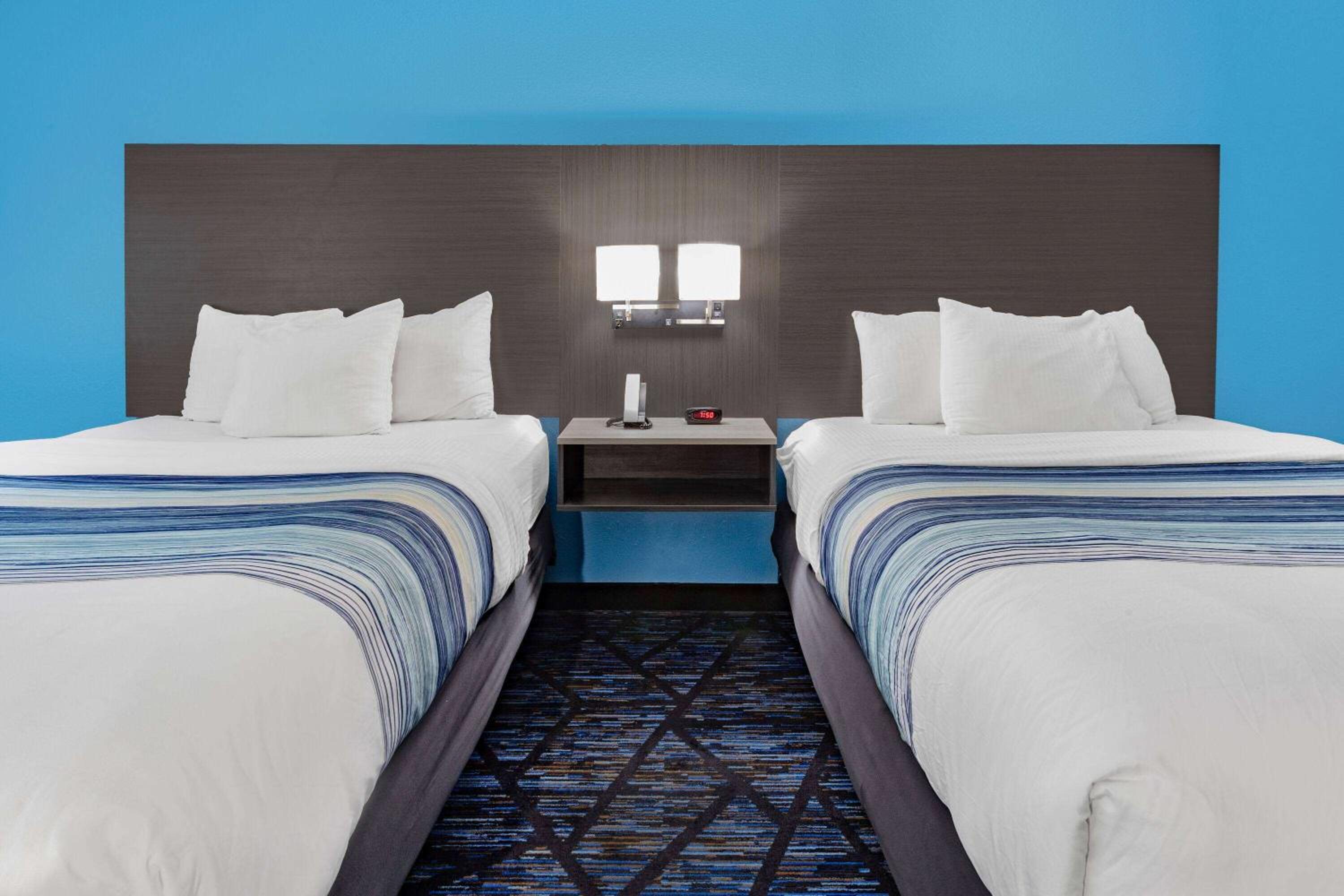 Queen Room with Two Queen Beds - Non-Smoking - Photo 5