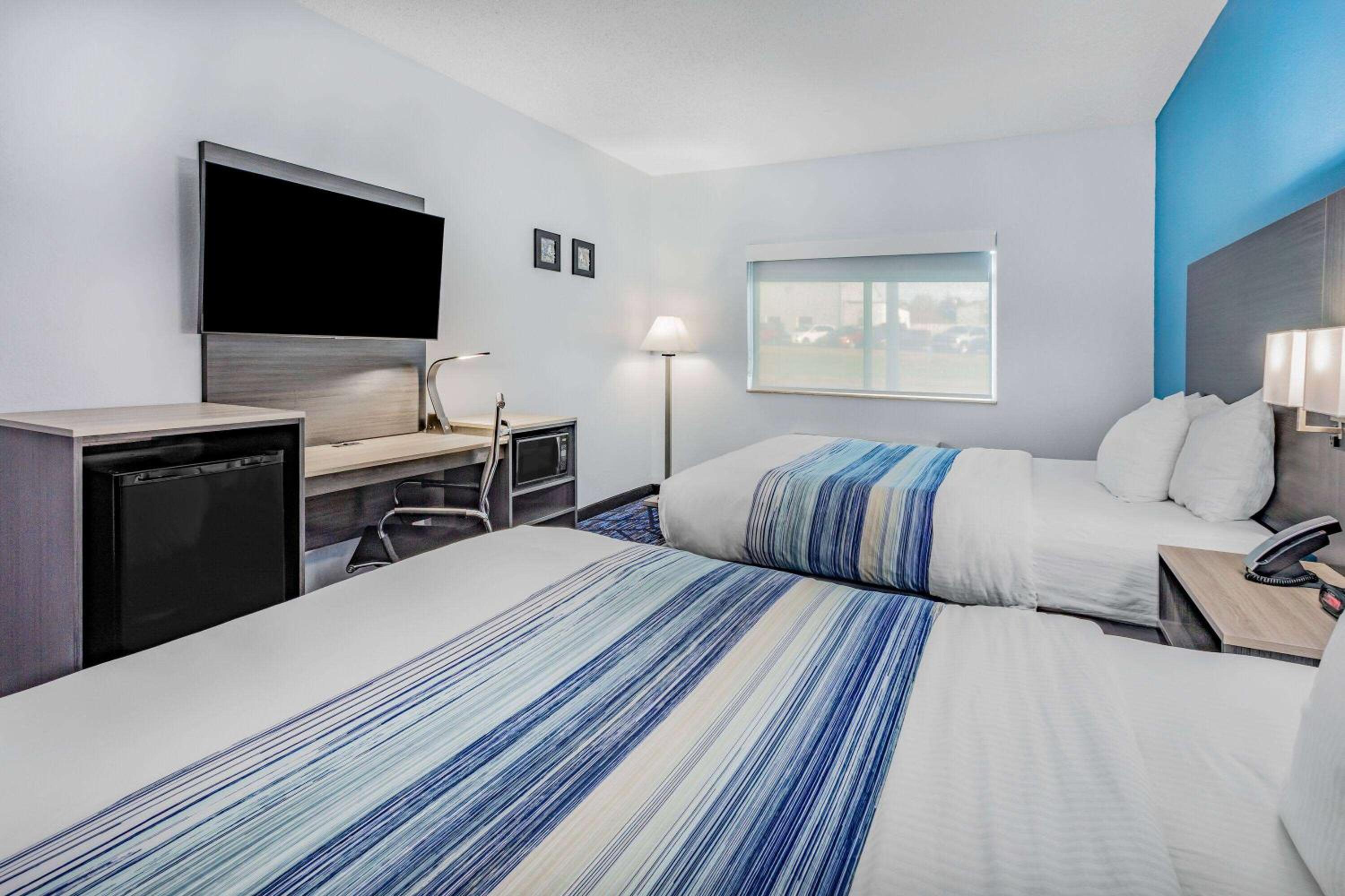 Queen Room with Two Queen Beds - Non-Smoking - Photo 6