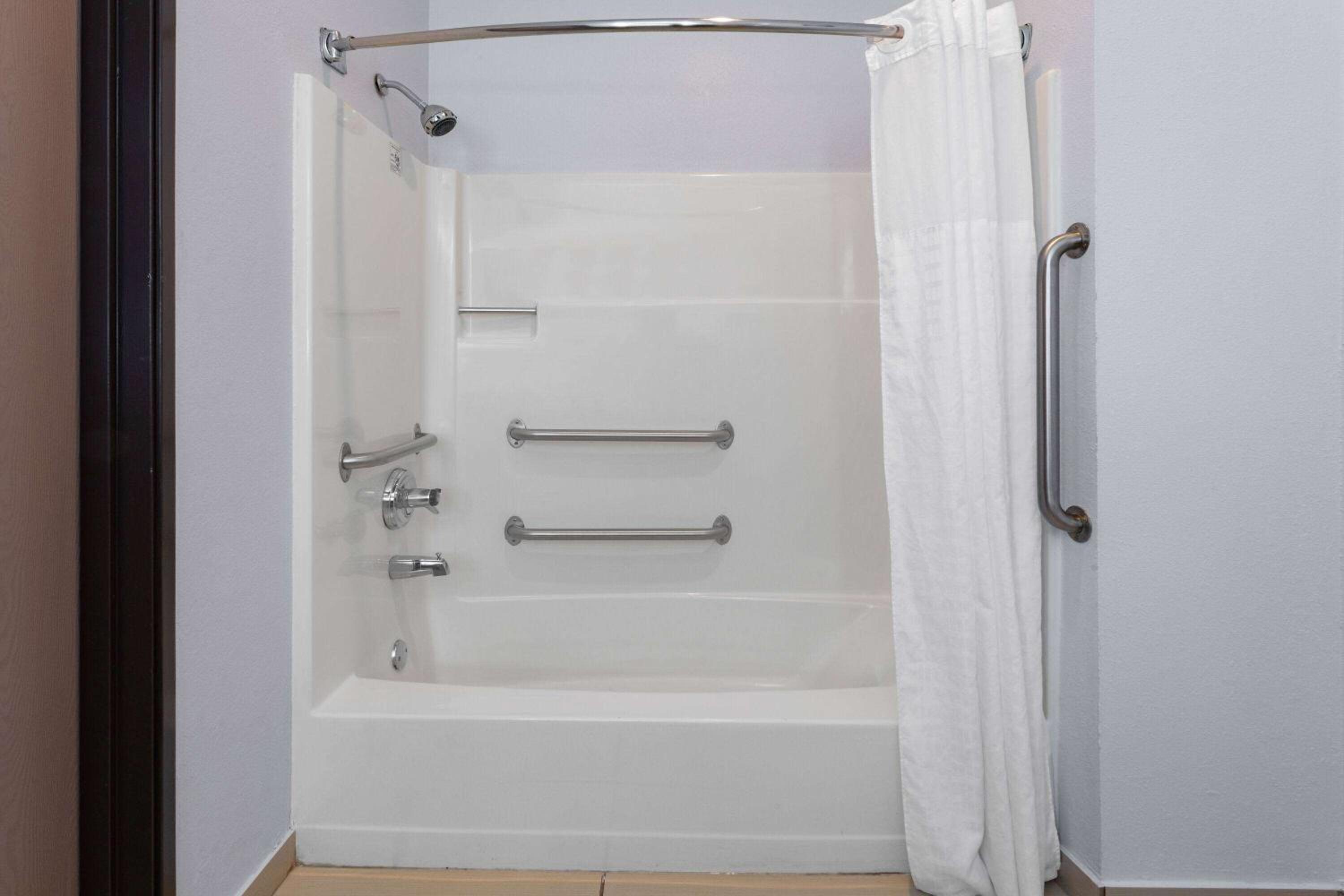 1 Queen Bed, Mobility Accessible Room, Bathtub w/ Grab Bars, Non-Smoking - Photo 2