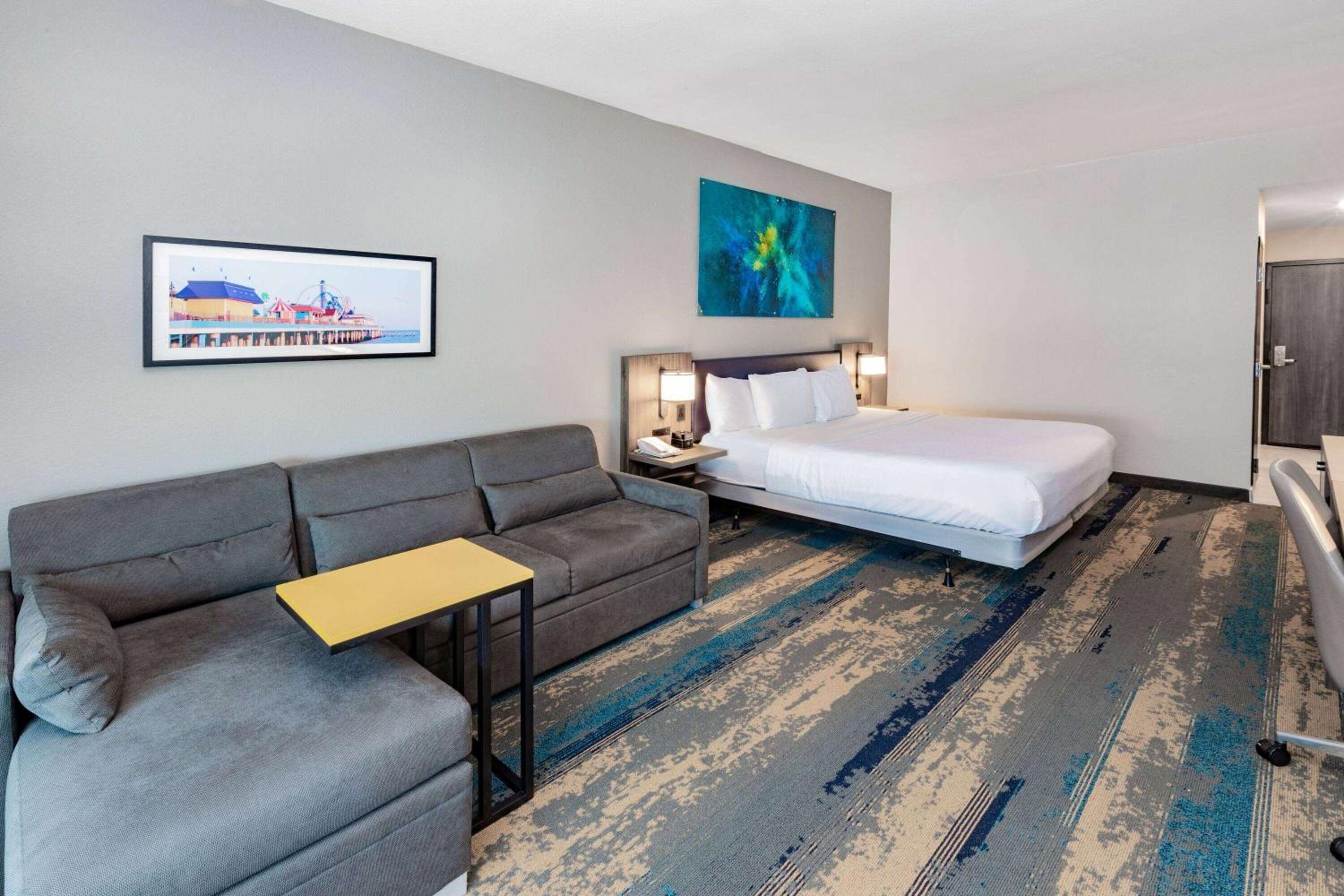 1 King Bed, Mobility Accessible Room, Bathtub w/ Grab Bars, Non-Smoking - Photo 2