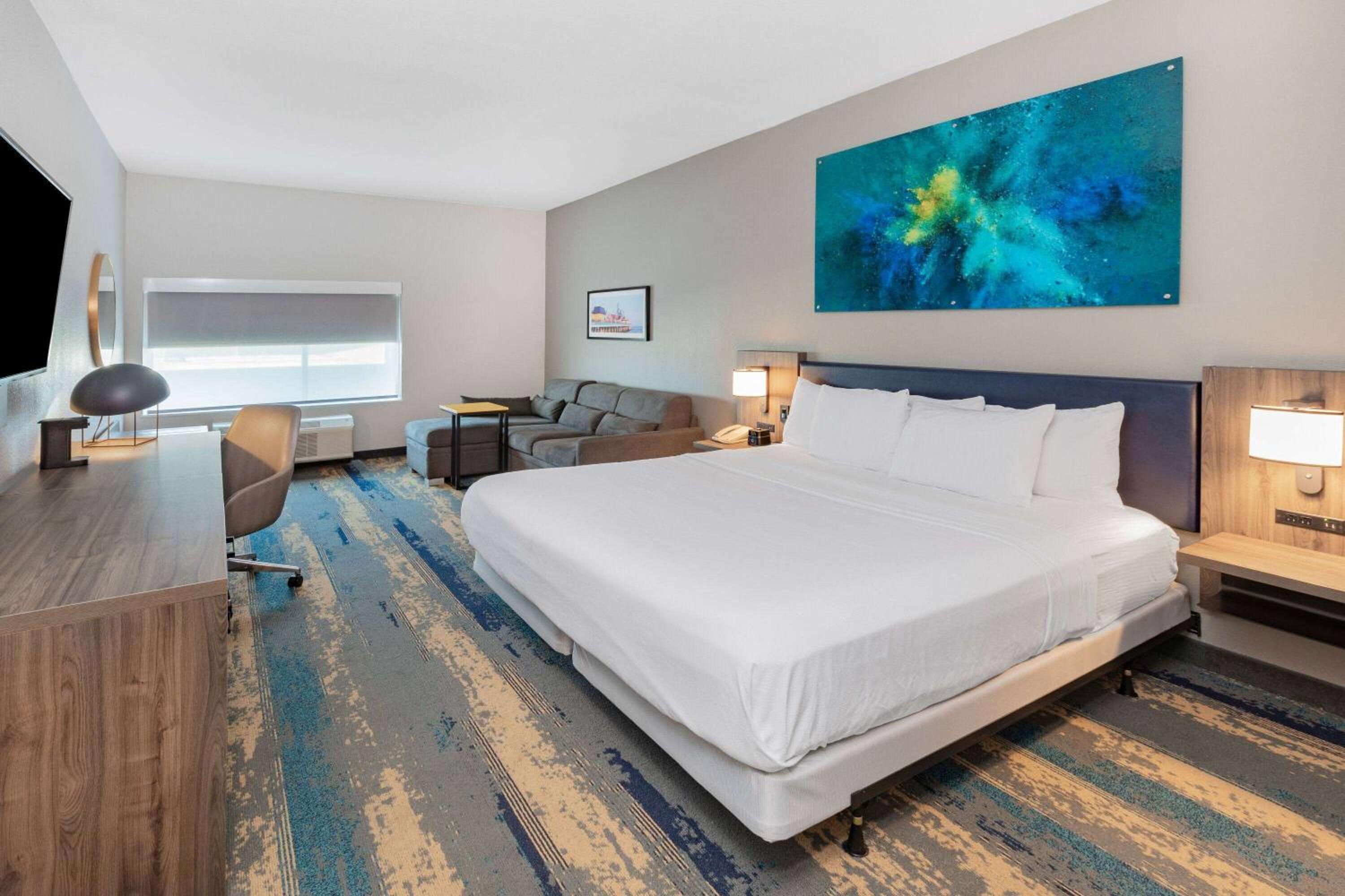 1 King Bed, Mobility Accessible Room, Bathtub w/ Grab Bars, Non-Smoking - Photo 1