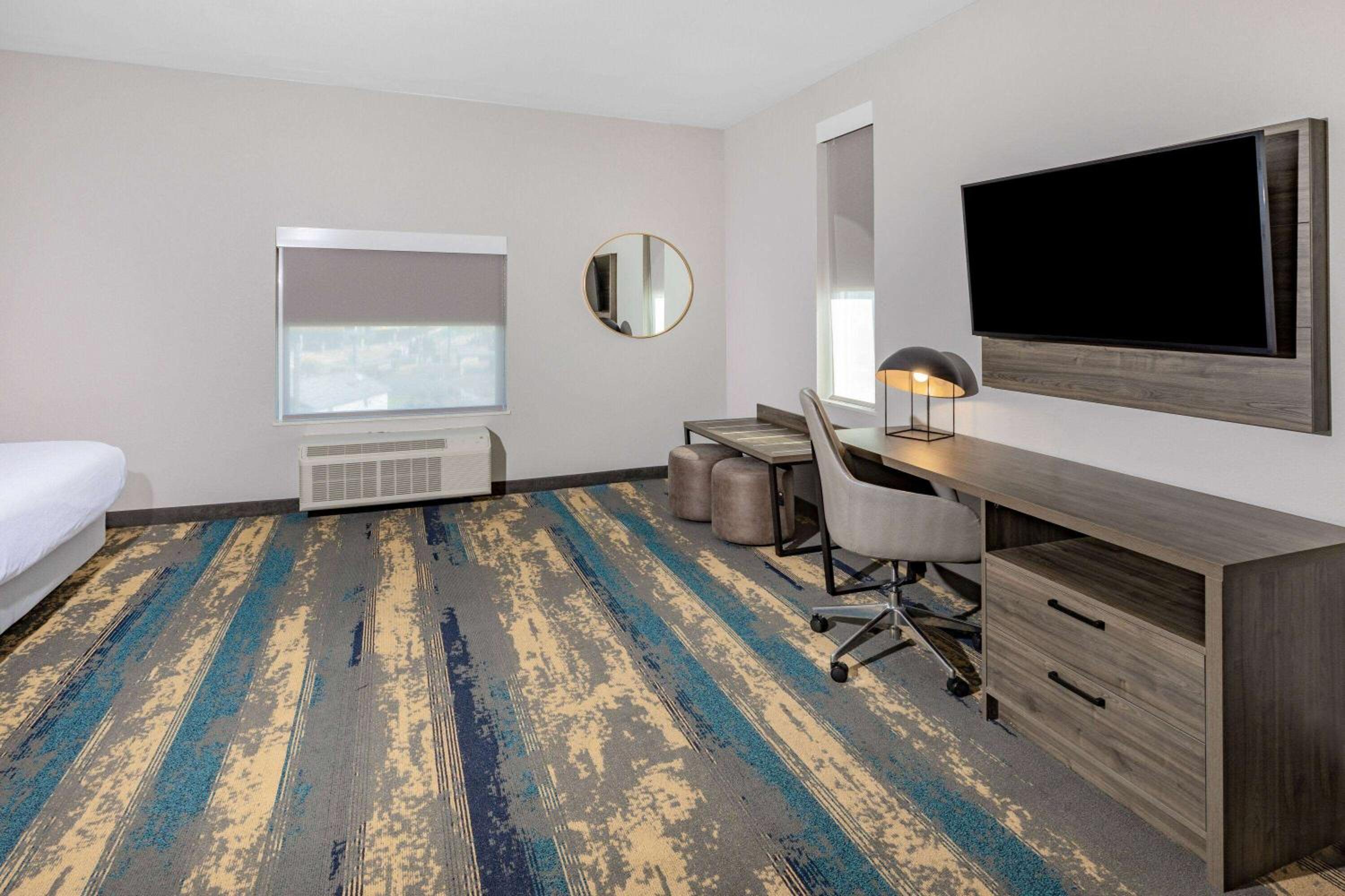 Deluxe King Room - Non-Smoking - Photo 6
