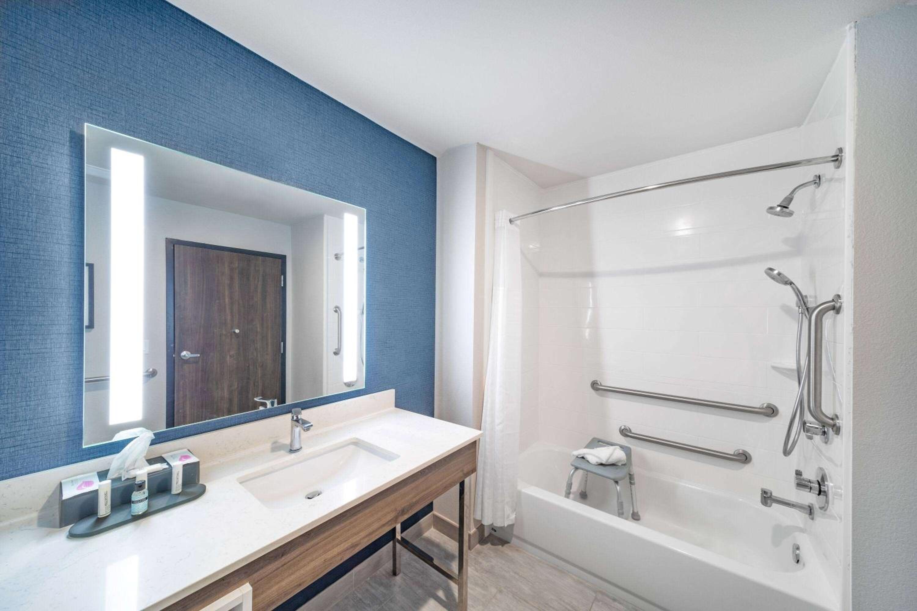 1 King Bed, Mobility Accessible Room, Bathtub w/ Grab Bars, Non-Smoking - Photo 3